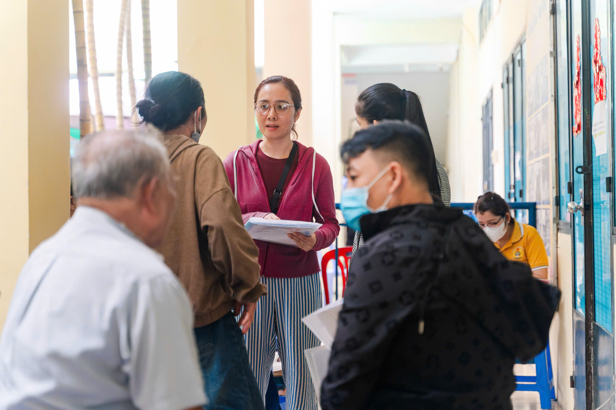 Phụ huynh TP.HCM đổ xô về phường chuyển nguyện vọng tuyển sinh đầu cấp - Ảnh 1.