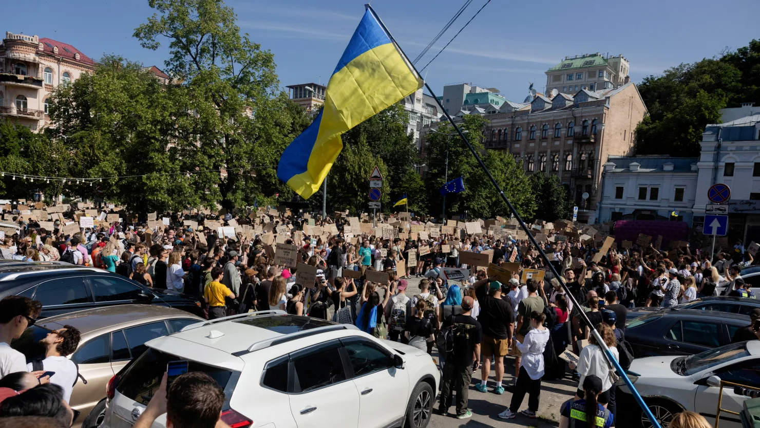 Ukraine bãi nhiệm Bộ trưởng Quốc phòng được lòng binh sĩ, người dân biểu tình phản đối - Ảnh 1.