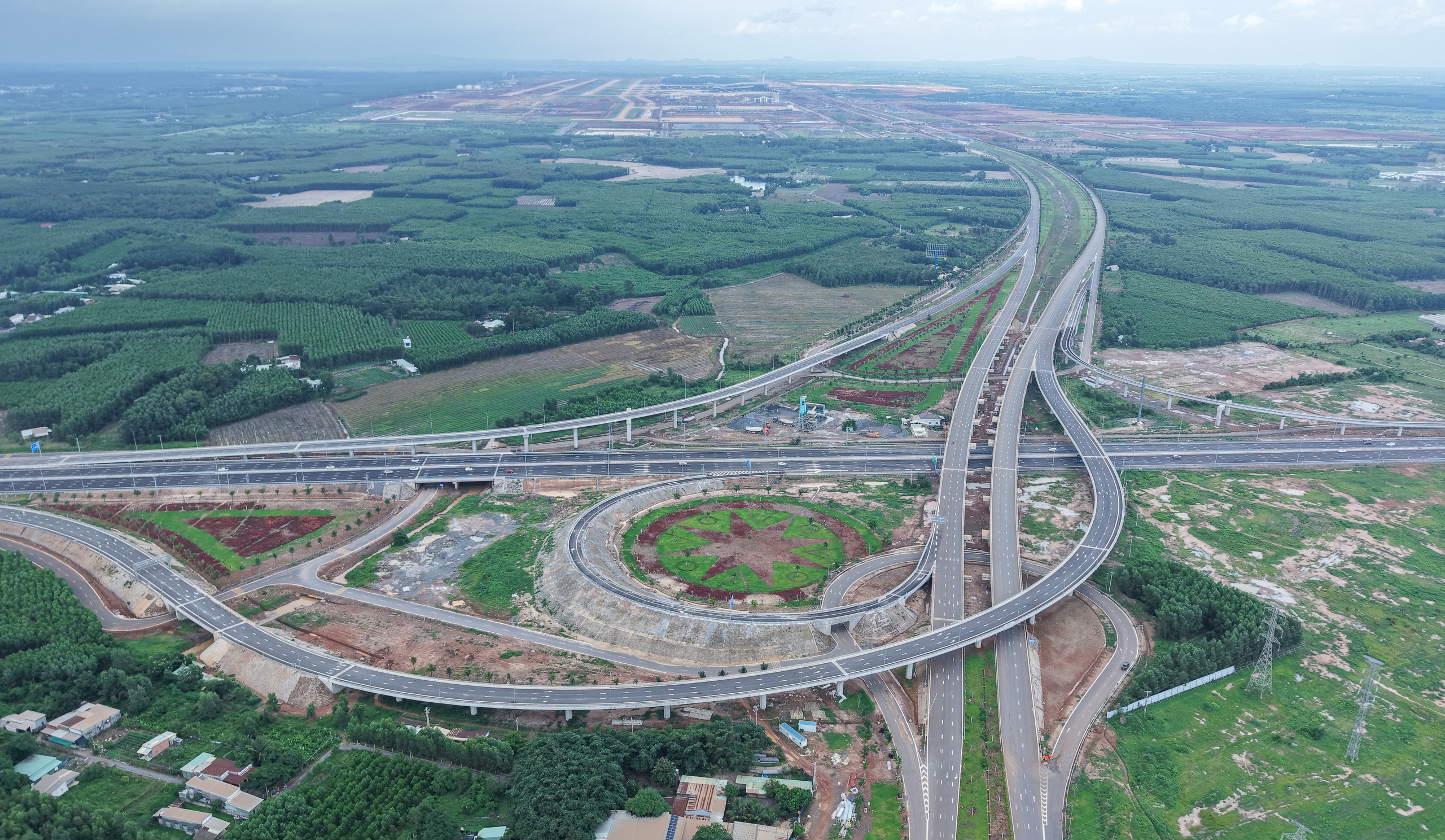 Đường vào “trái tim” công trường xây dựng sân bay Long Thành - Ảnh 1.