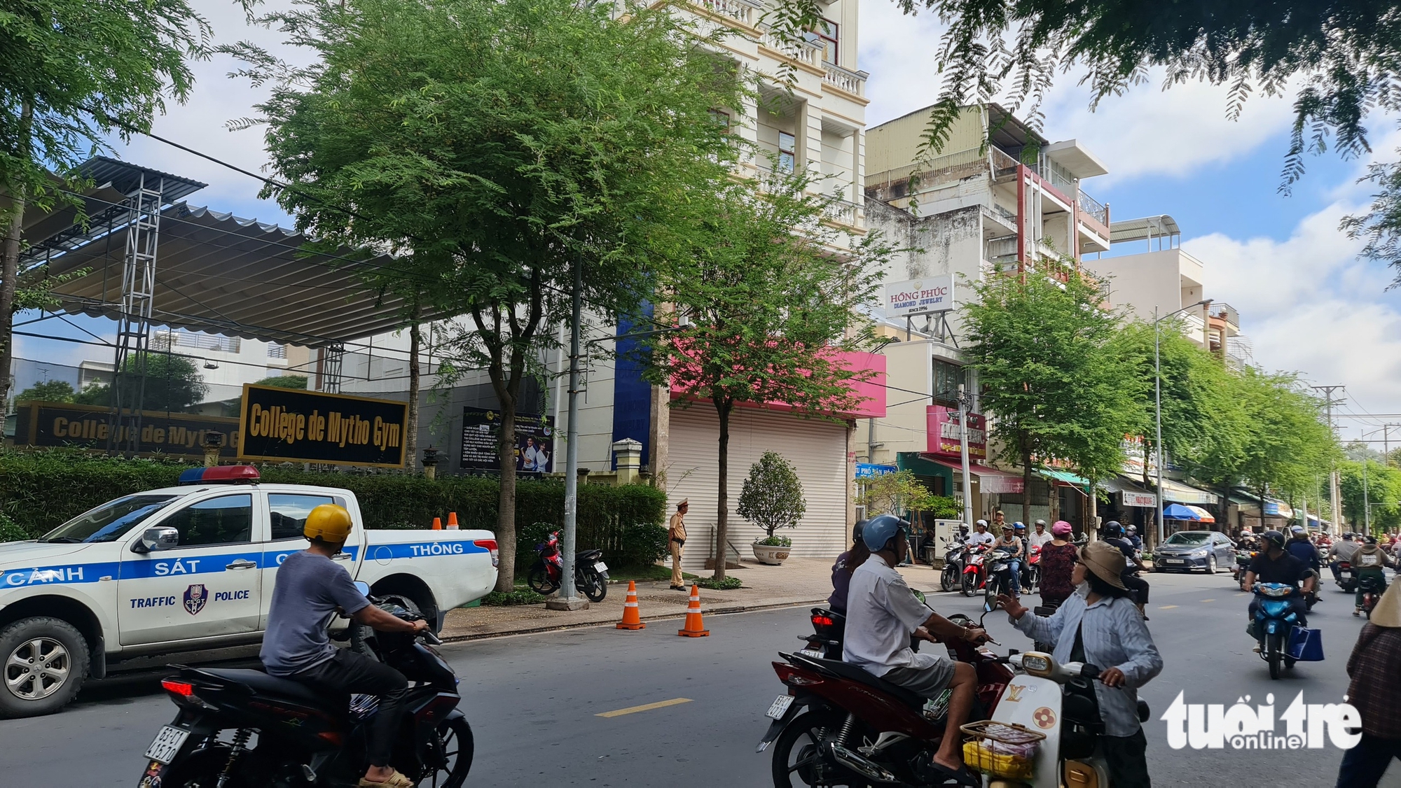 Tiệm vàng Hồng Phúc ở Mỹ Tho tạm ngưng hoạt động, nhiều khách hàng lo lắng - Ảnh 1.