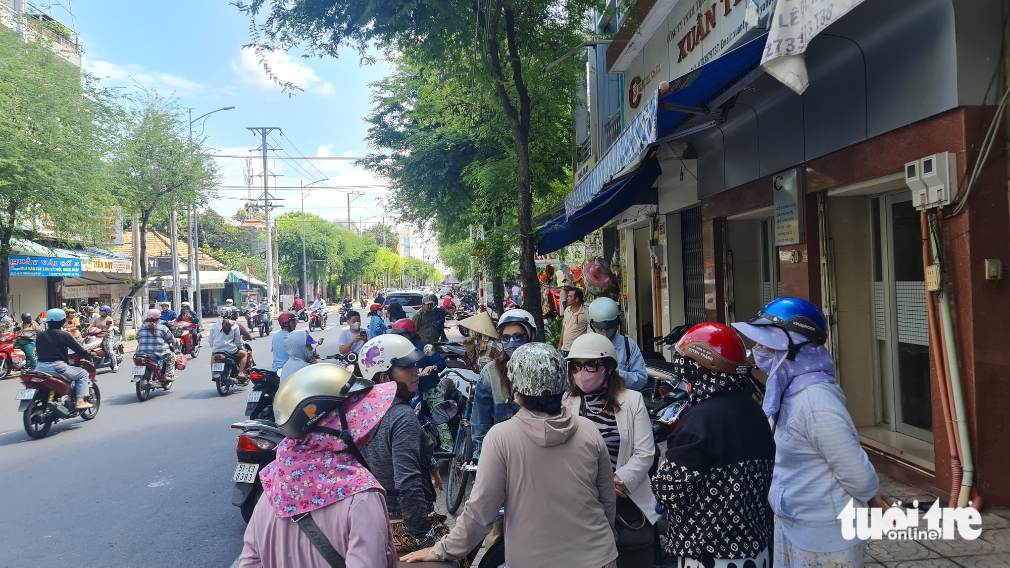 Tiệm vàng Hồng Phúc ở Mỹ Tho tạm ngưng hoạt động, nhiều khách hàng lo lắng - Ảnh 2.