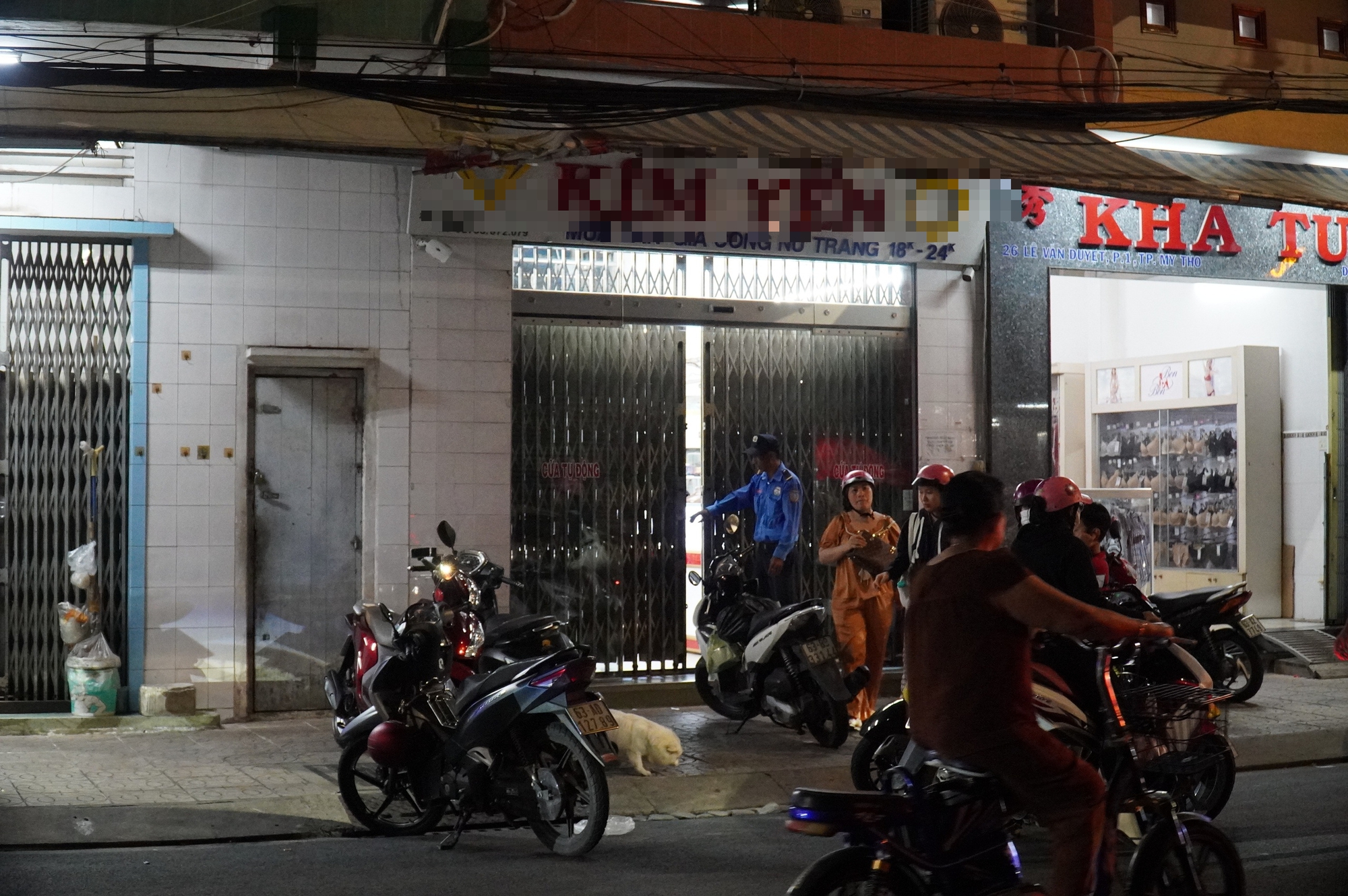 Tiệm vàng Hồng Phúc đóng cửa , tiệm vàng Mỹ Tho quá tải vì khách hàng đổ xô - Ảnh 4.