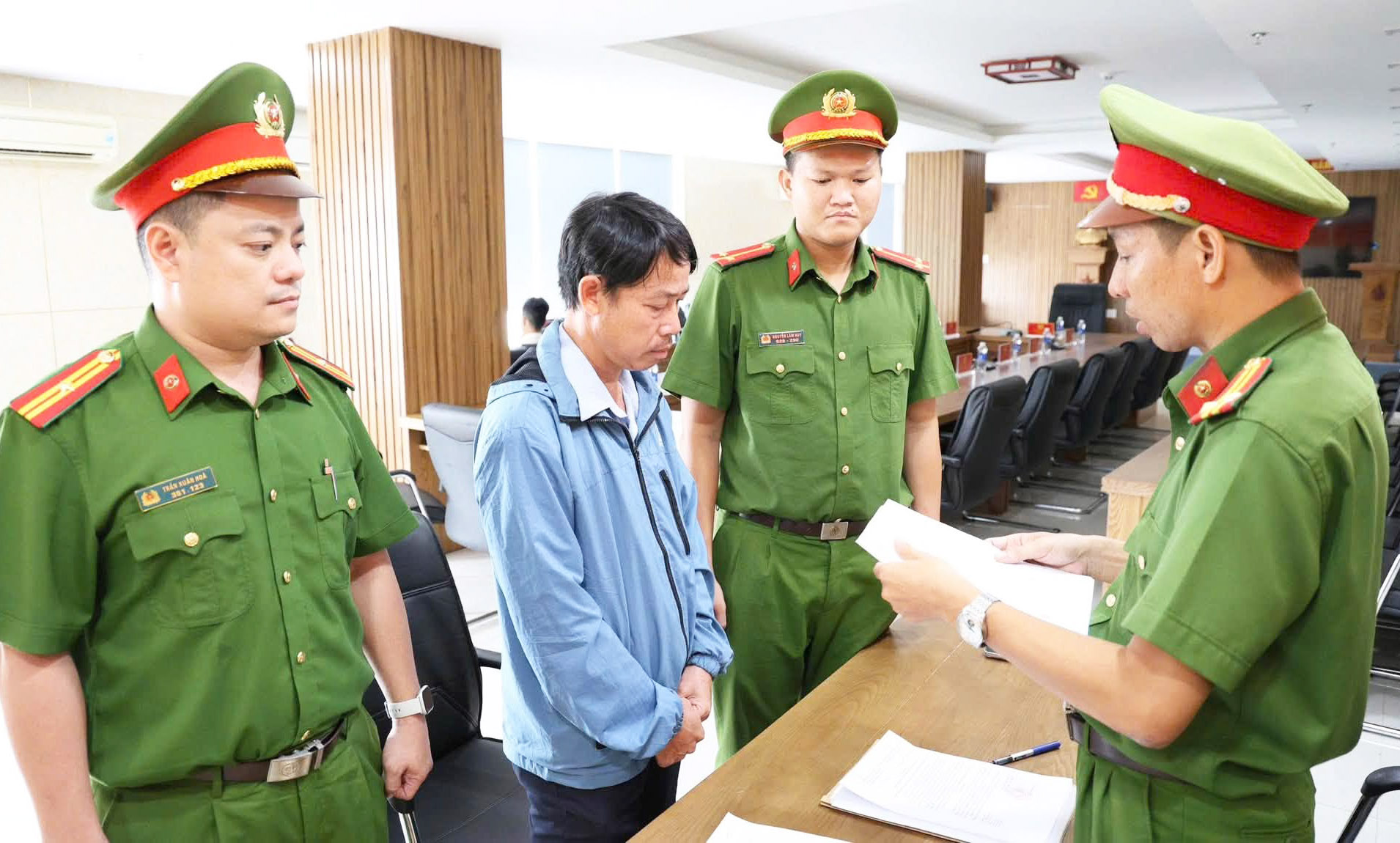 Bắt cựu chuyên viên Phòng Giáo dục huyện vi phạm đấu thầu, gây thiệt hại hơn 1,7 tỉ đồng - Ảnh 1.