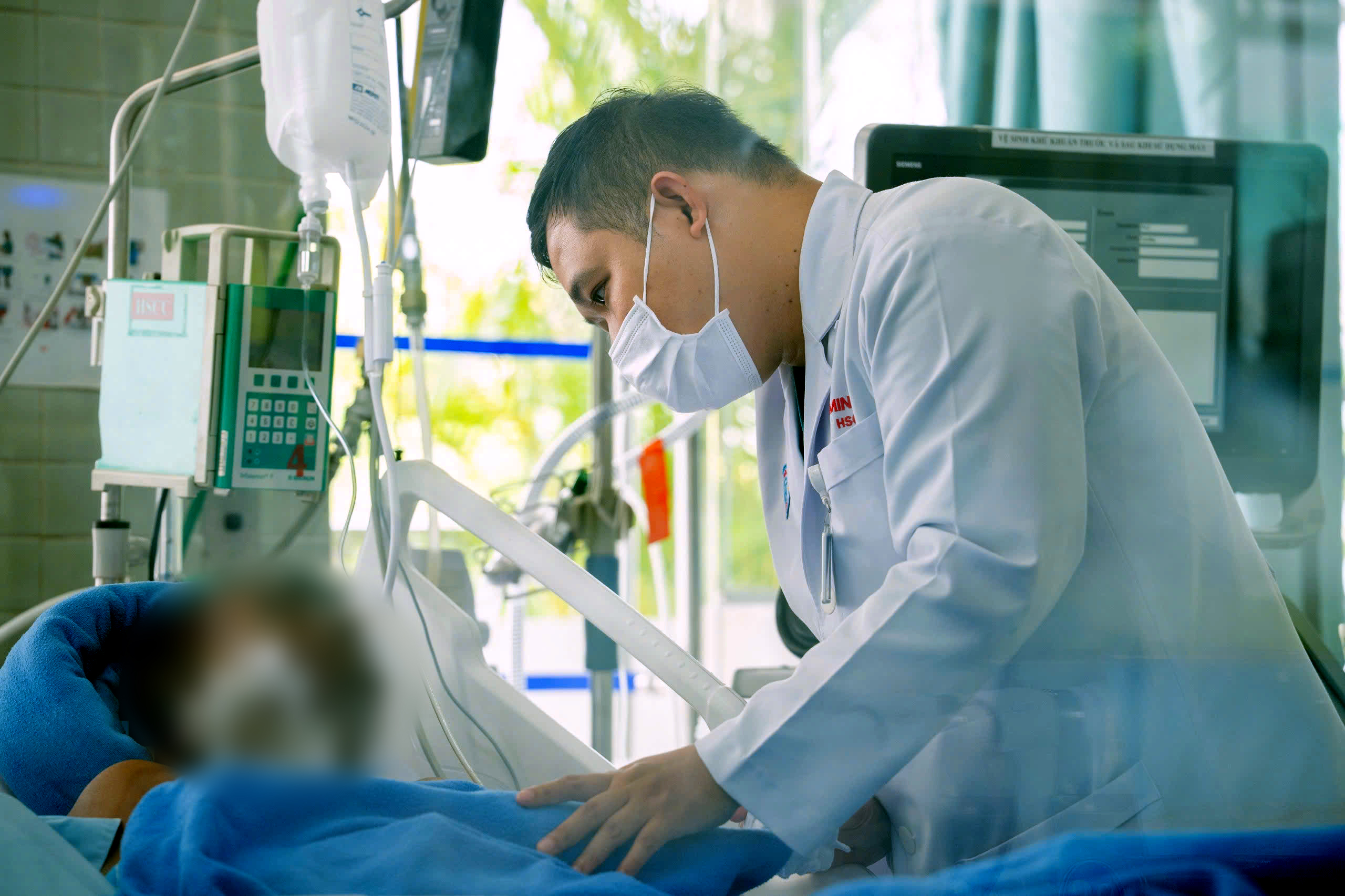 Du khách tiên lượng nặng nhất trong vụ lật ca nô Phú Quốc đã tỉnh sau 3 ngày điều trị - Ảnh 2.