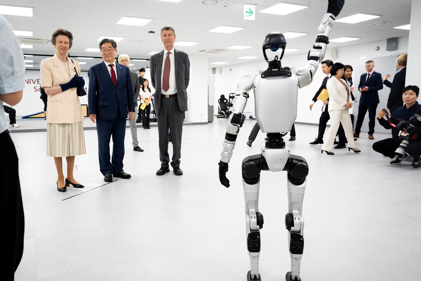 Chú robot ở Hàn Quốc 'diện kiến' công chúa Anne, làm bà cười thích thú - Ảnh 1.