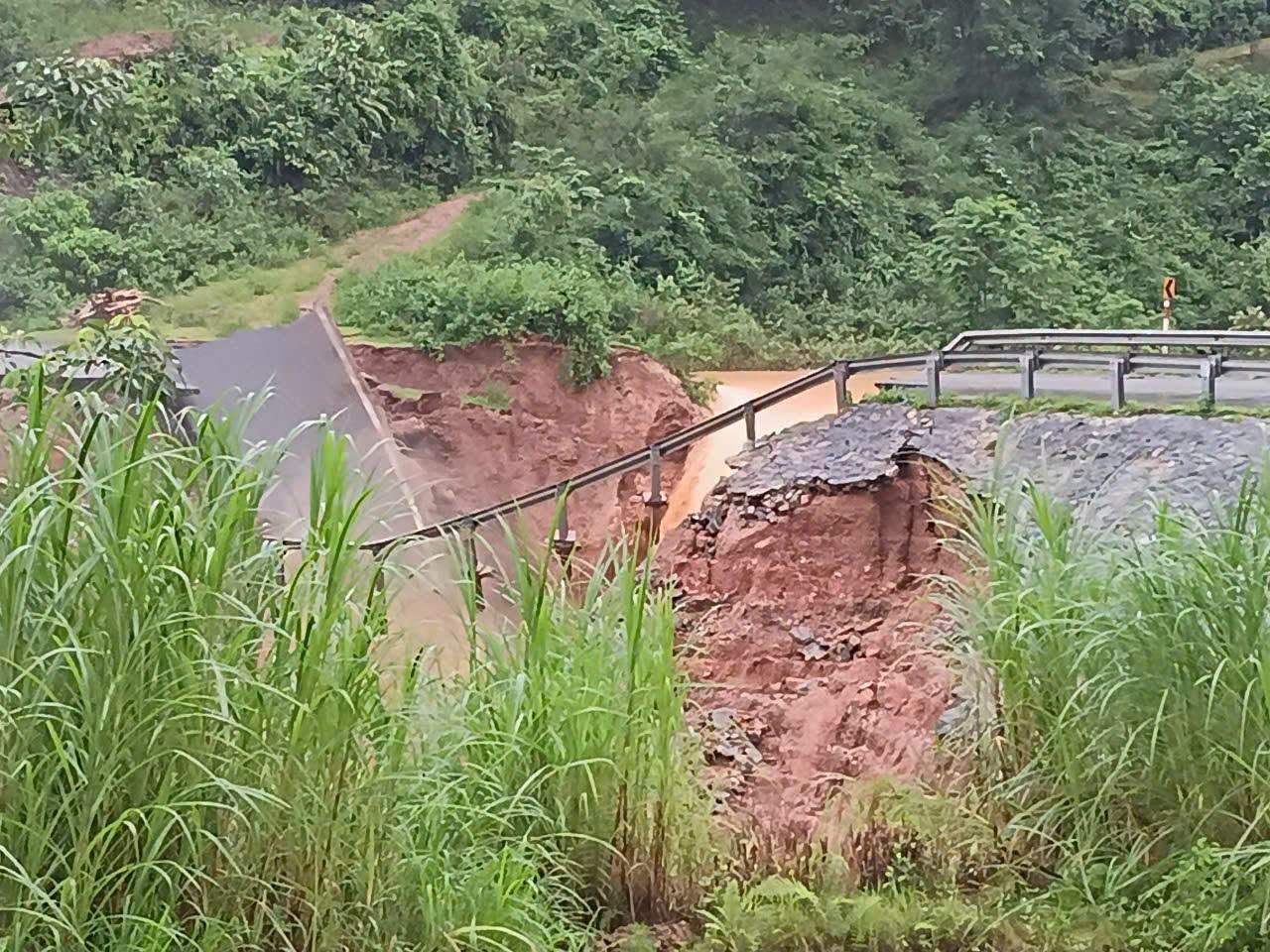 Hà Nội mưa dông mạnh, vùng núi Bắc Bộ mưa lớn đến 19-7, có nơi trên 300mm - Ảnh 2.
