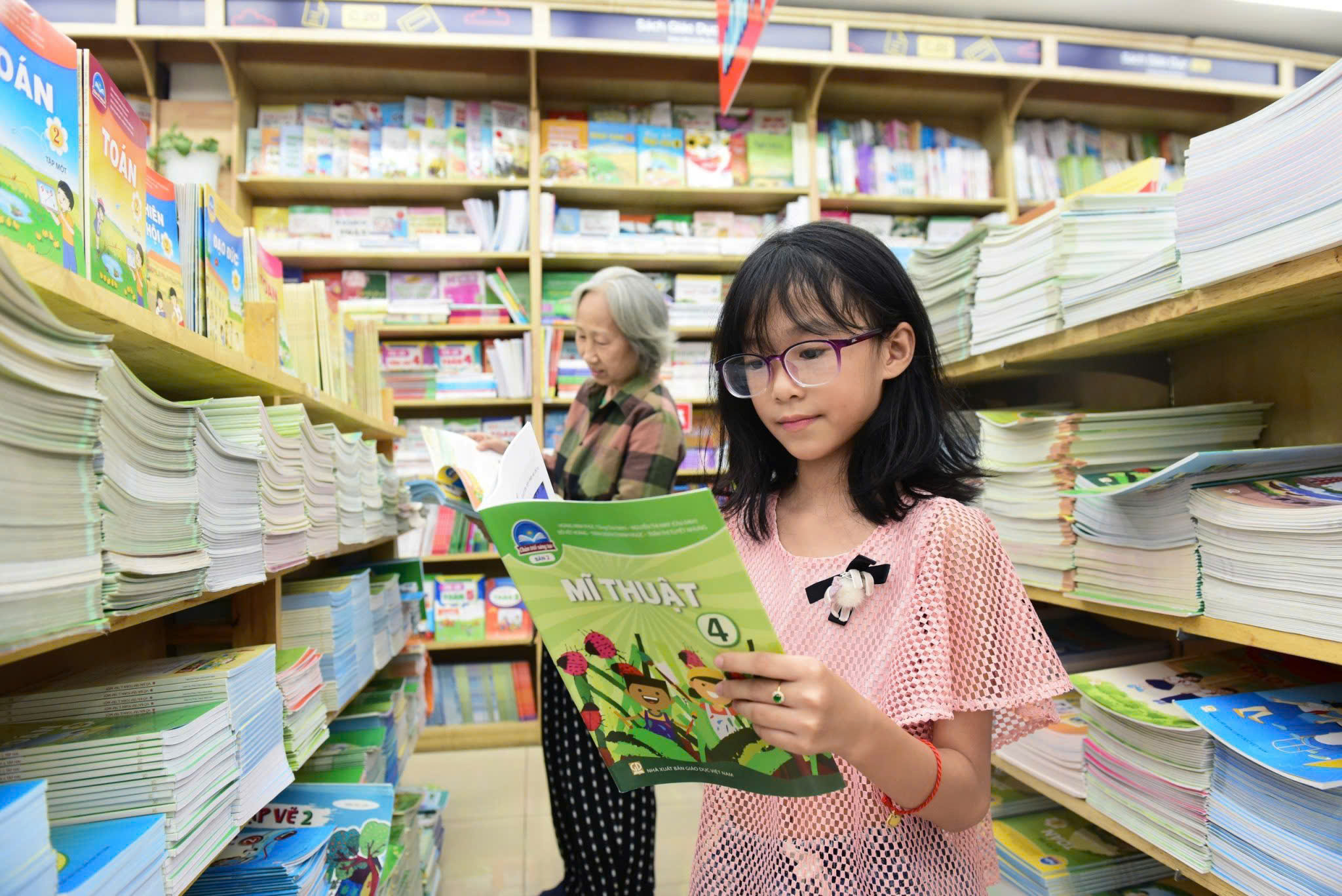 Mới nhất: TP.HCM đề xuất cho tất cả học sinh sử dụng sách giáo khoa miễn phí - Ảnh 1.