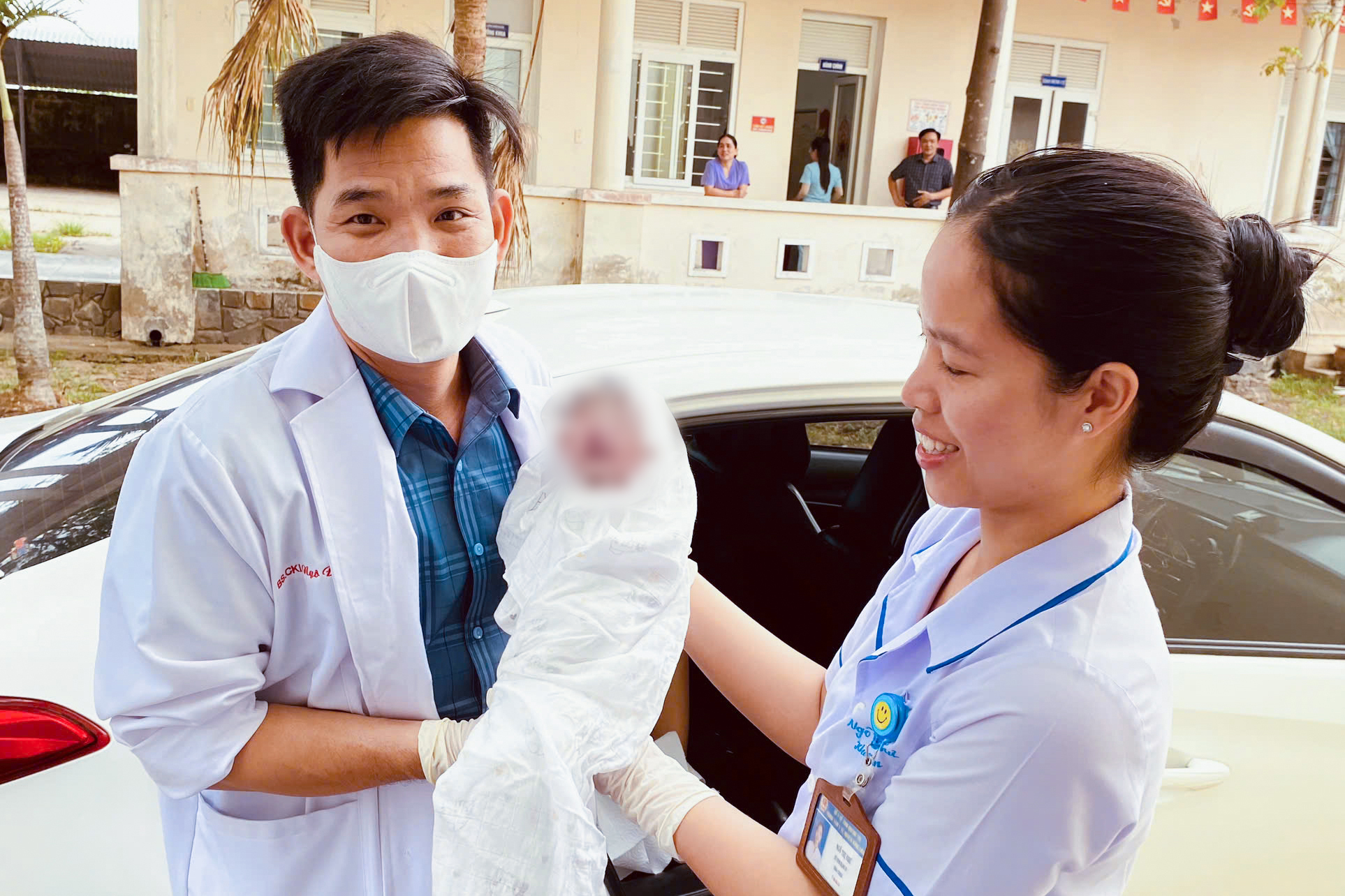 Sản phụ sinh con trên taxi tại Quảng Trị: Ca đỡ đẻ đặc biệt và đầy cảm xúc - Ảnh 1.