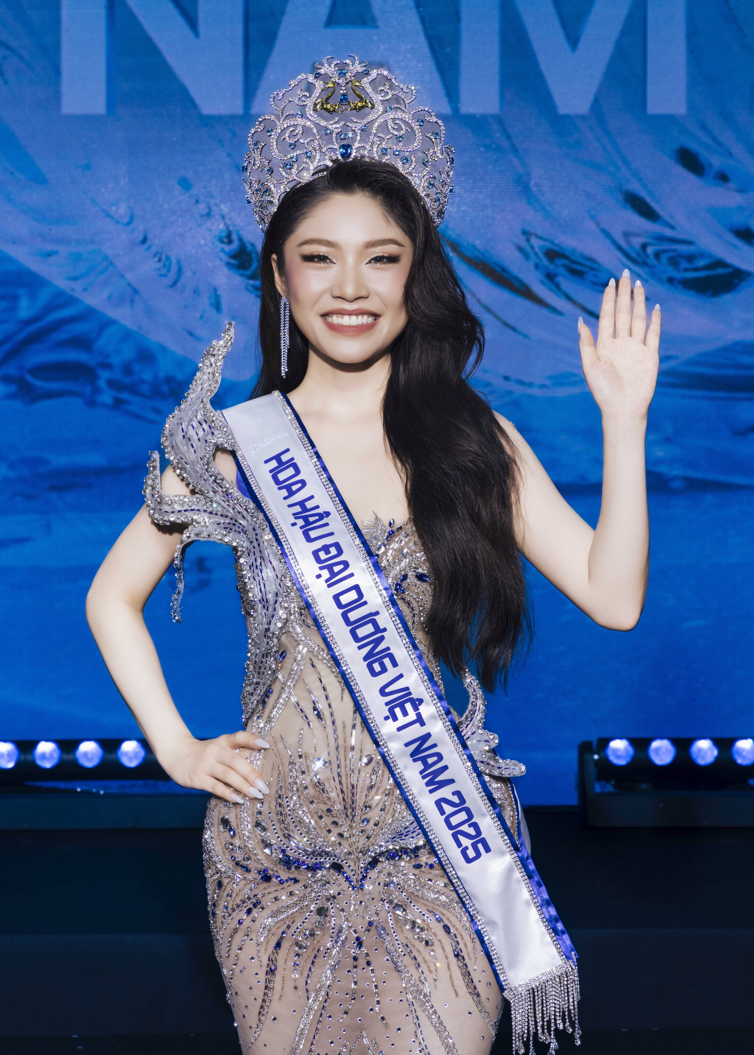 Giải mã những chiếc vương miện hoa hậu Việt Nam: Không chỉ là kim cương - Ảnh 7.