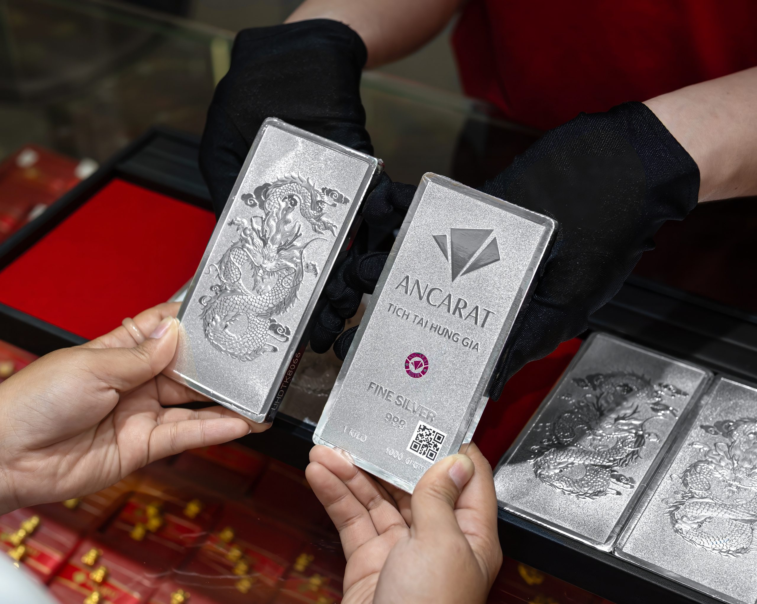 Tối nay, giá vàng thế giới bất ngờ rơi xuống dưới 4.000 USD/ounce - Ảnh 3.