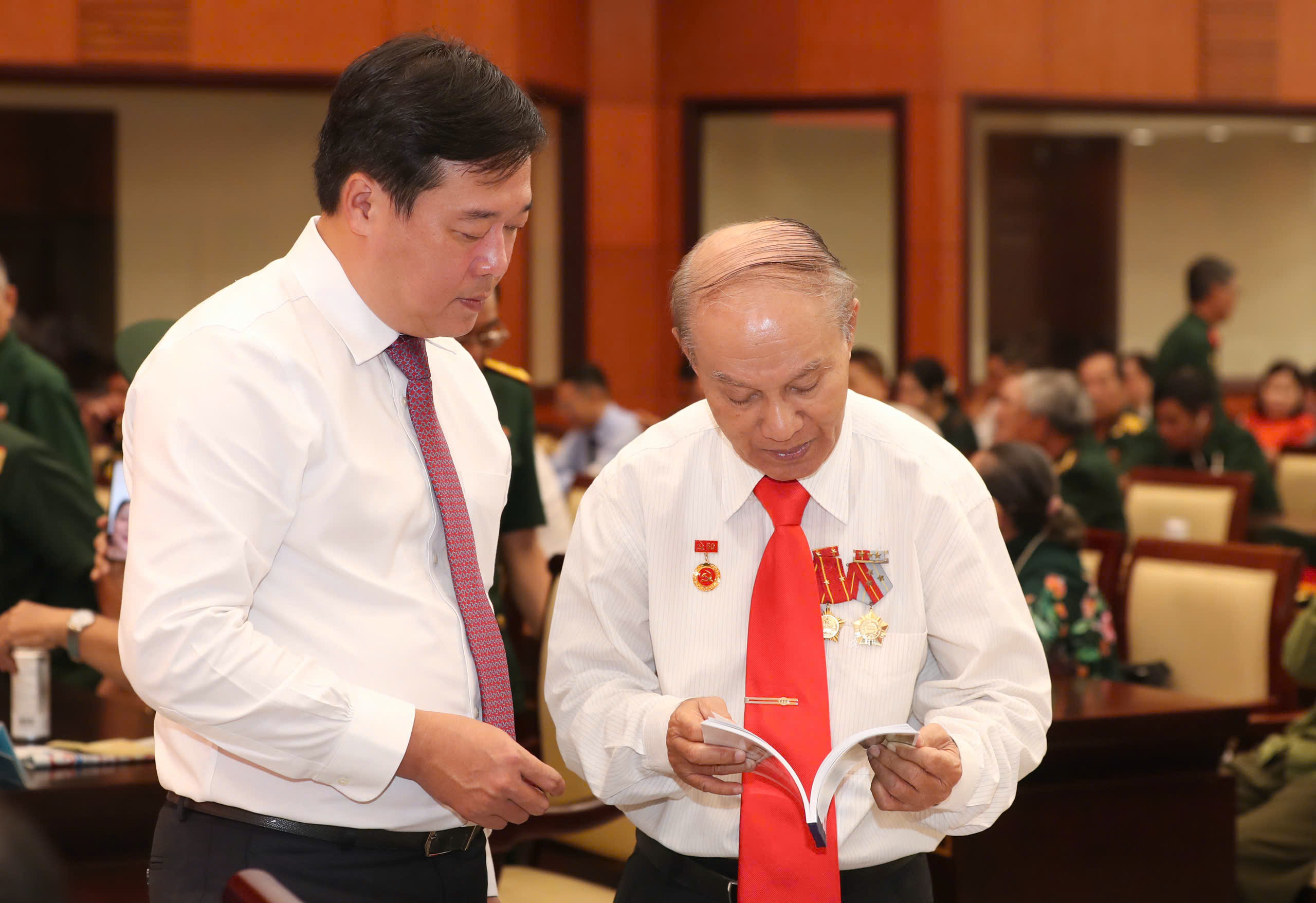 Chủ tịch HĐND Võ Văn Minh: Mỗi mộ phần liệt sĩ được xác định danh tính là trách nhiệm và lời tri ân của thế hệ sau - Ảnh 1.