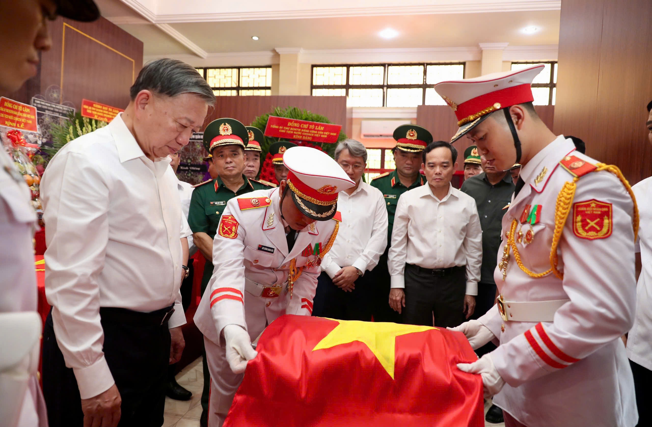 Tổng Bí thư, Chủ tịch nước Tô Lâm dâng hương anh hùng liệt sĩ tại công viên Lê Thị Riêng - Ảnh 2.