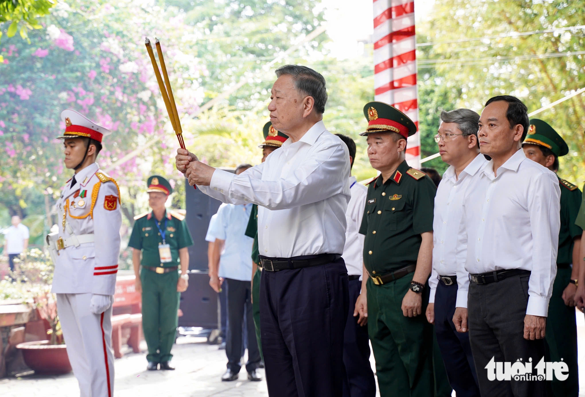 Tổng Bí thư, Chủ tịch nước Tô Lâm dâng hương anh hùng liệt sĩ tại công viên Lê Thị Riêng - Ảnh 1.
