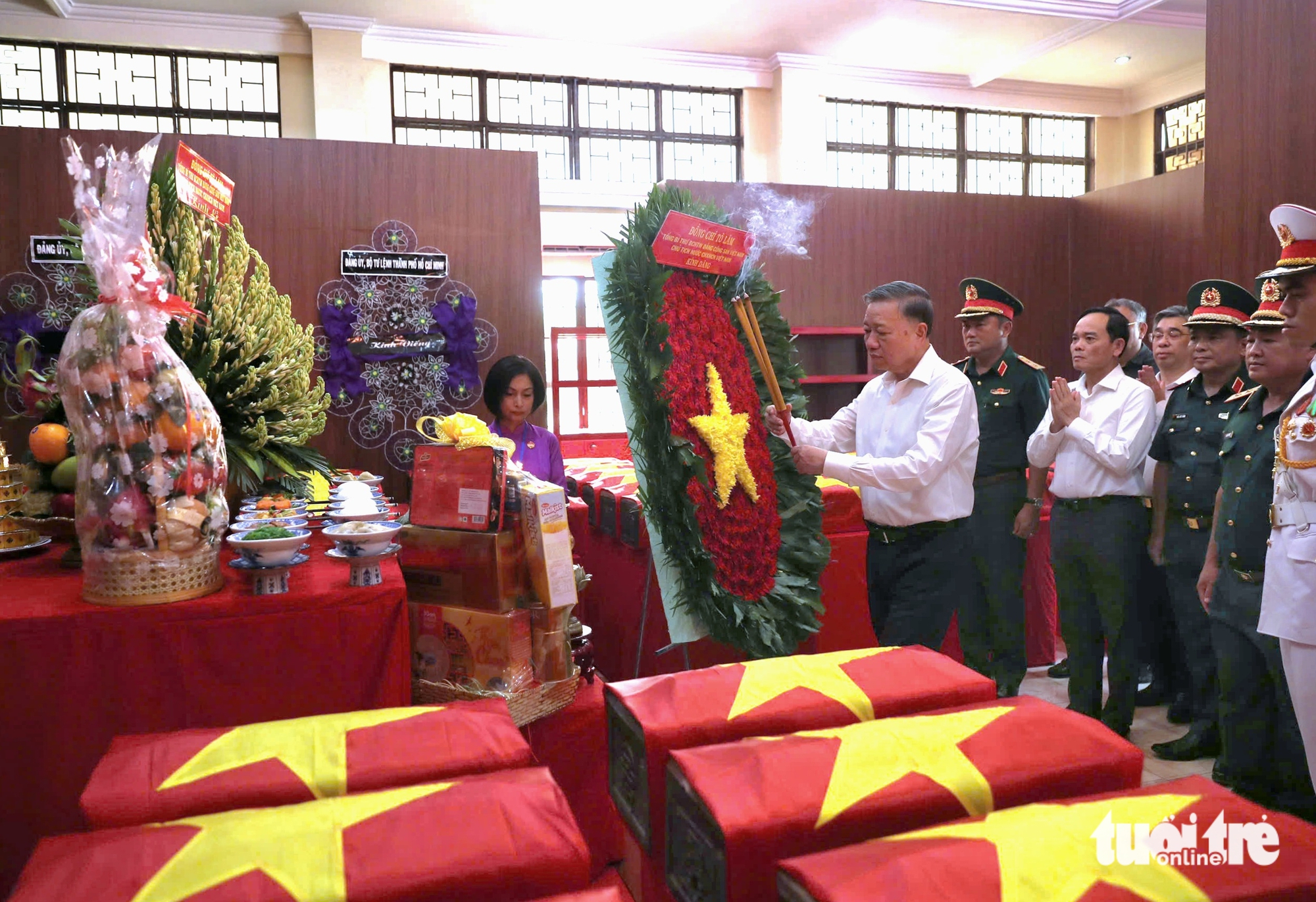 Tổng Bí thư, Chủ tịch nước Tô Lâm dâng hương anh hùng liệt sĩ tại công viên Lê Thị Riêng - Ảnh 3.