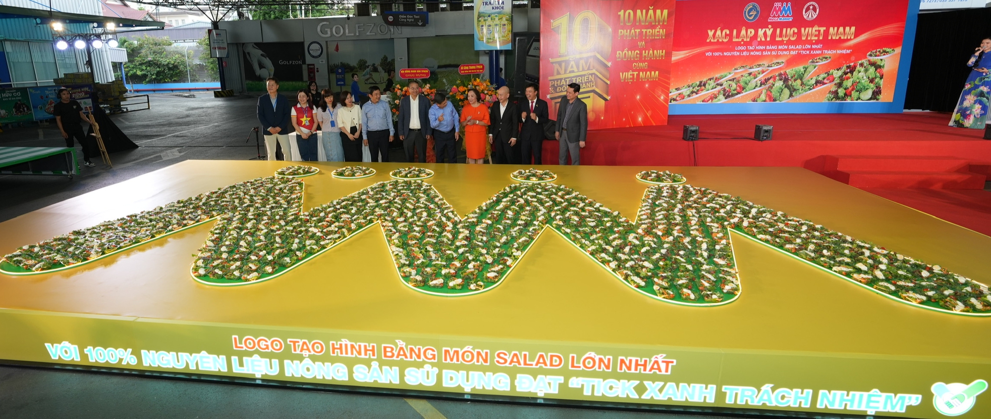 Bàn salad lớn nhất Việt Nam xác lập kỷ lục từ thực phẩm Tick xanh - Ảnh 1.