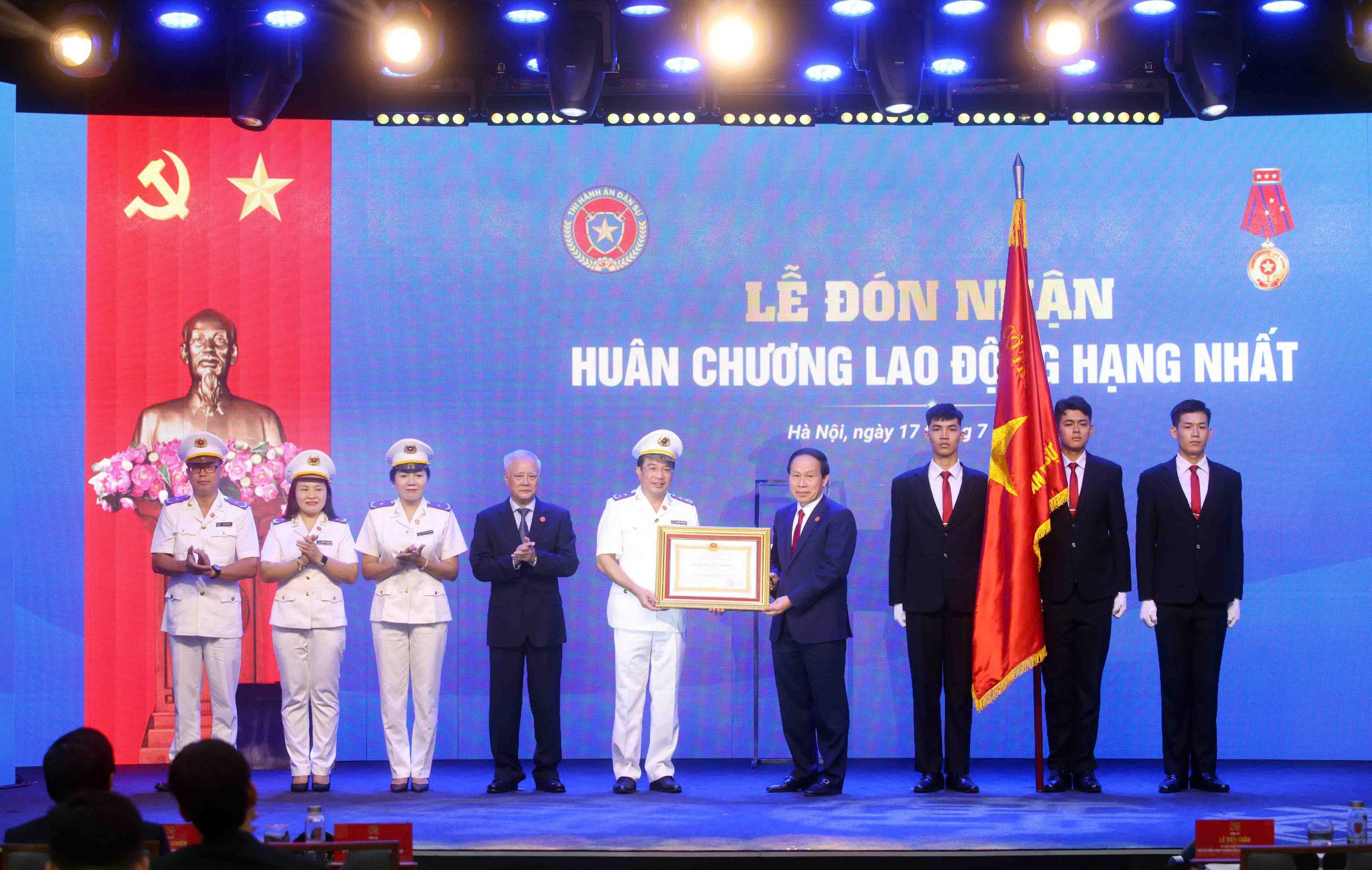 Cục Quản lý Thi hành án dân sự được tặng thưởng Huân chương Lao động hạng Nhất - Ảnh 1.