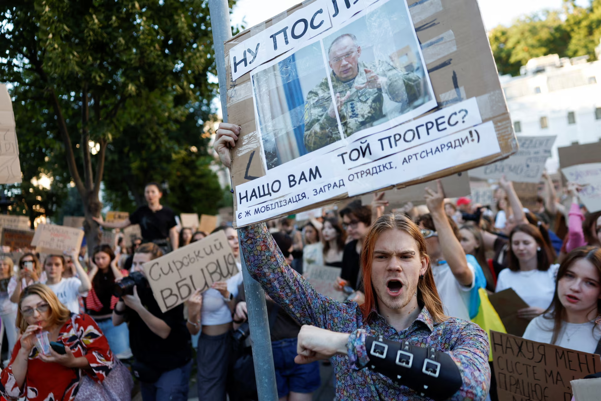 Biểu tình tại Kiev leo thang: Người dân đòi cách chức Tổng tư lệnh quân đội Ukraine - Ảnh 4.