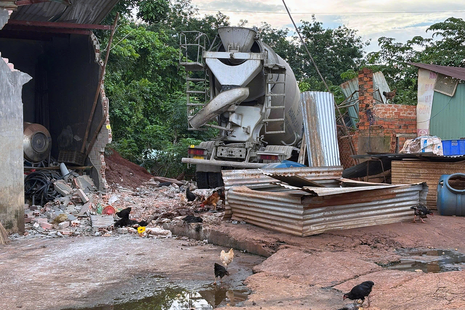 Xe bồn lao vào nhà dân ở Đồng Nai làm một người chết - Ảnh 1.