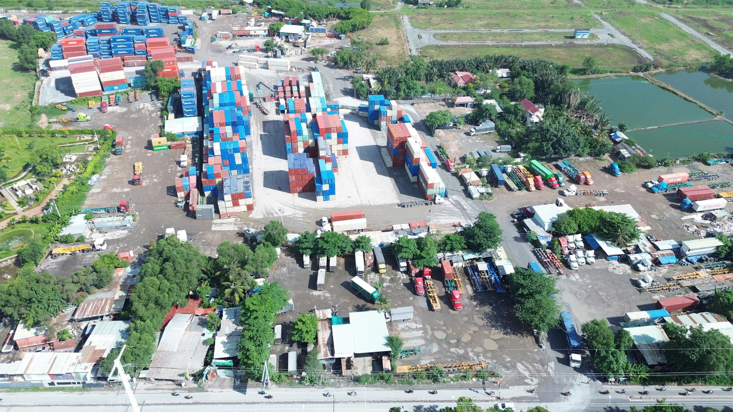 Các phường nhiều lần đề nghị đóng đấu nối bãi xe container tự phát dọc đường Võ Chí Công vẫn chưa xong - Ảnh 2.