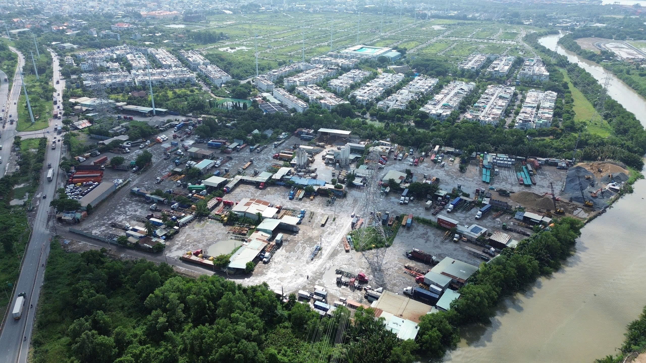 Các phường nhiều lần đề nghị đóng đấu nối bãi xe container tự phát dọc đường Võ Chí Công vẫn chưa xong - Ảnh 3.