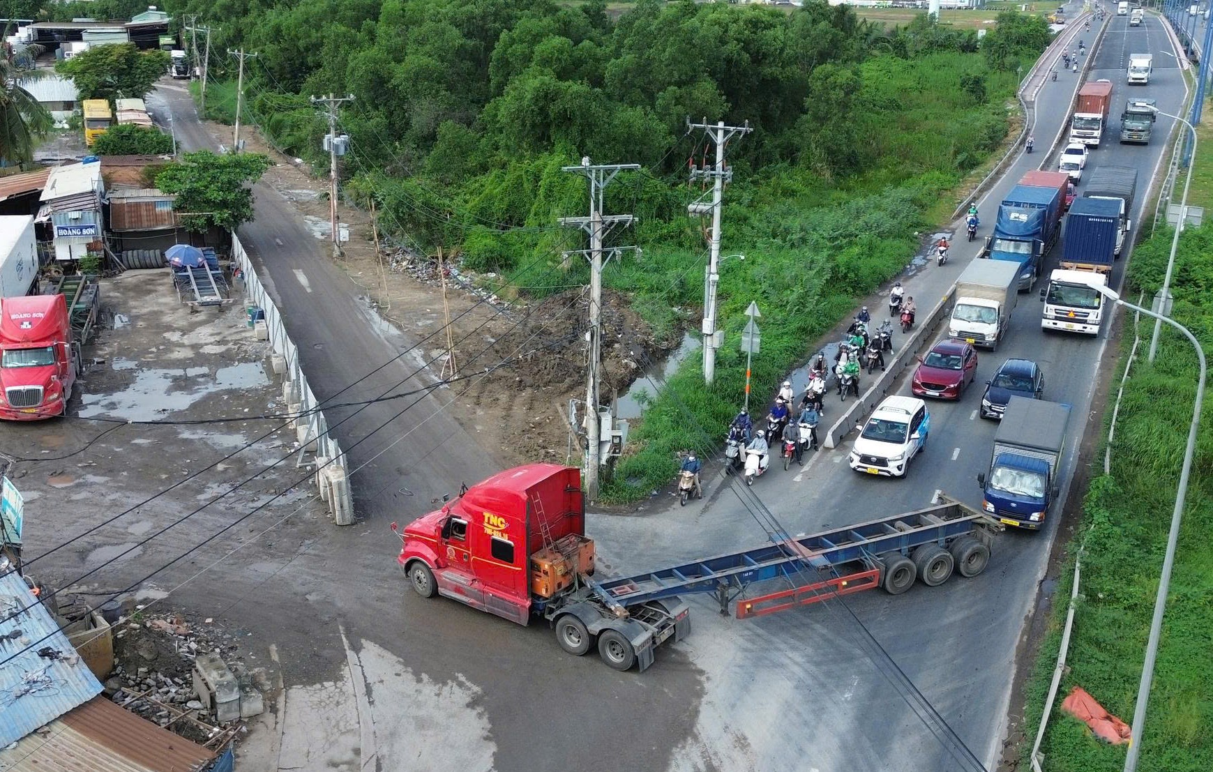Các phường nhiều lần đề nghị đóng đấu nối bãi xe container tự phát dọc đường Võ Chí Công vẫn chưa xong - Ảnh 1.