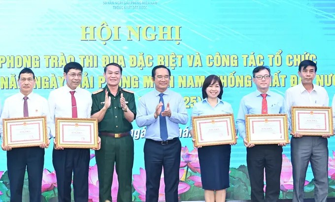 Tin tức sáng 19-7: TP.HCM kiện toàn Hội đồng Thi đua - khen thưởng; Giao dịch bất động sản Hà Nội chững lại - Ảnh 1.