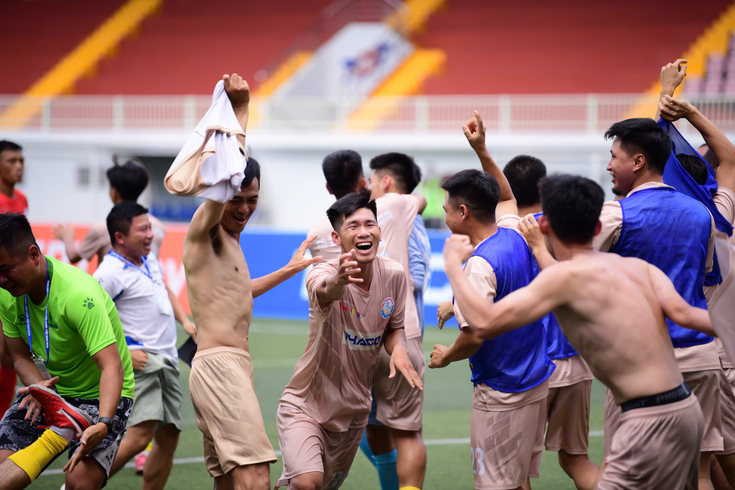 Lộ diện hai cặp đấu bán kết Giải bóng đá công nhân, viên chức Việt Nam 2026 - Ảnh 4.
