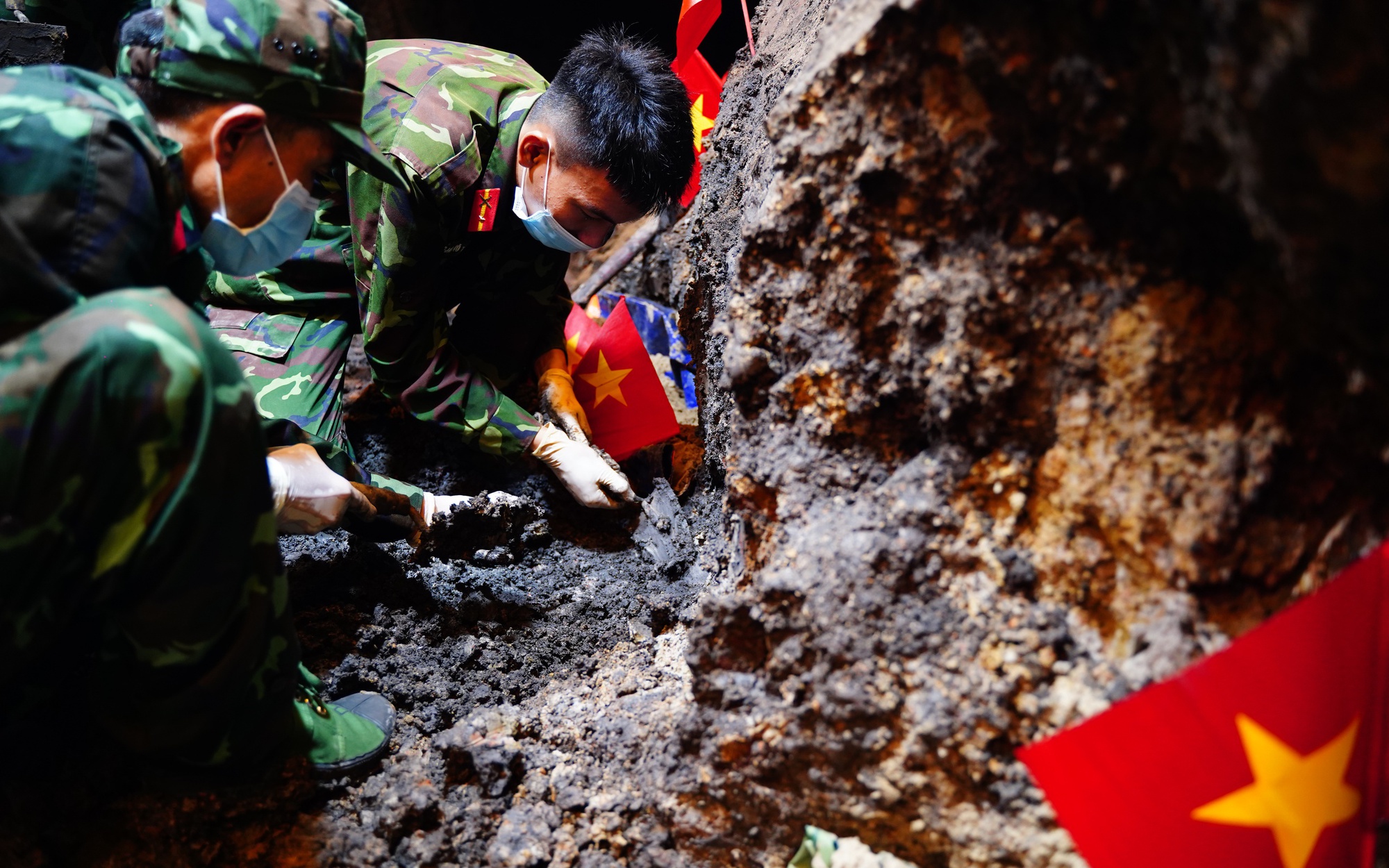 8 more martyrs' remains found at Ho Chi Minh City park, total reaches 168 - Ảnh 2.