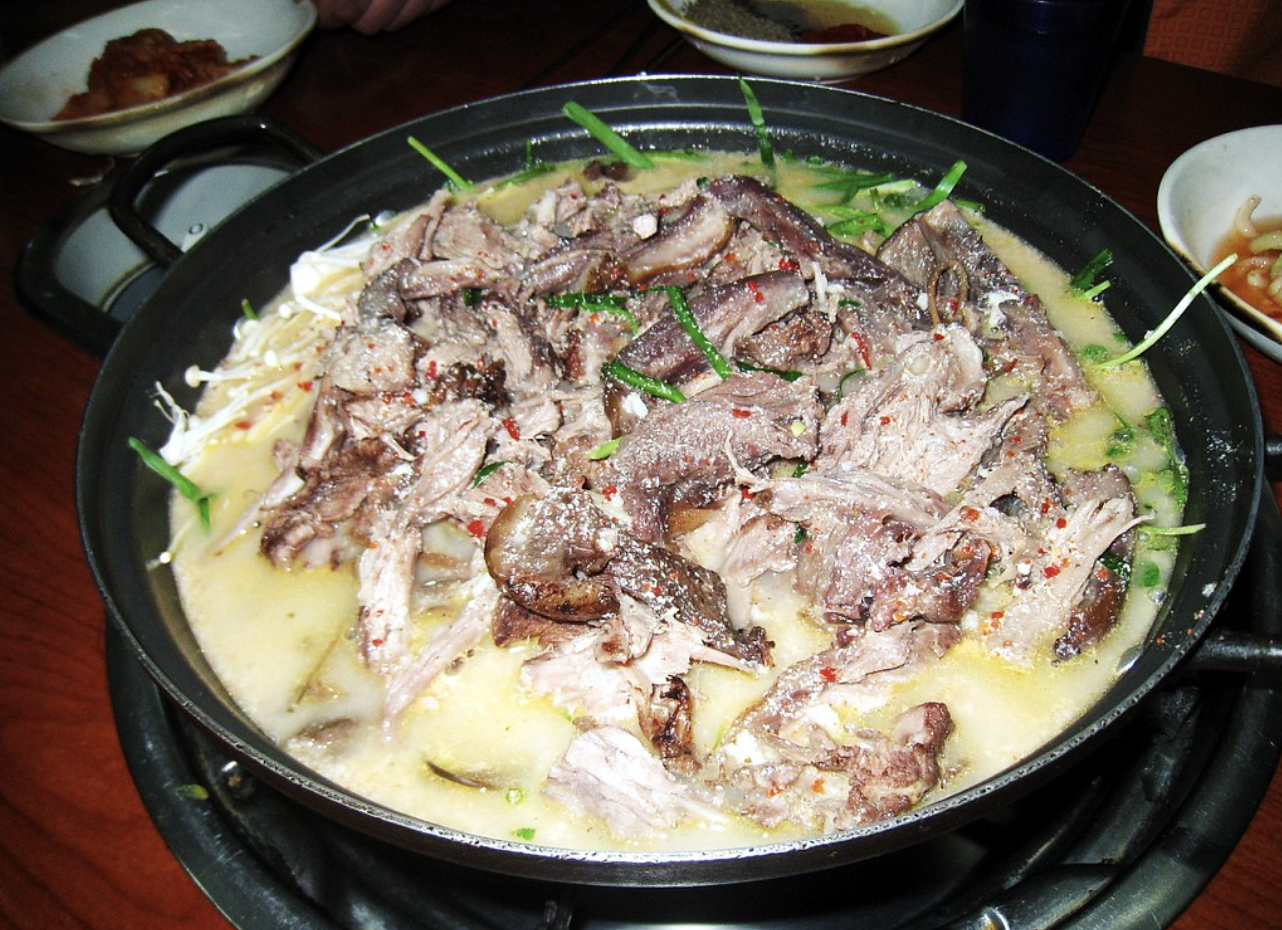 Chợ thịt chó nổi tiếng nhất Hàn Quốc ra sao trước lệnh cấm? - Ảnh 1.