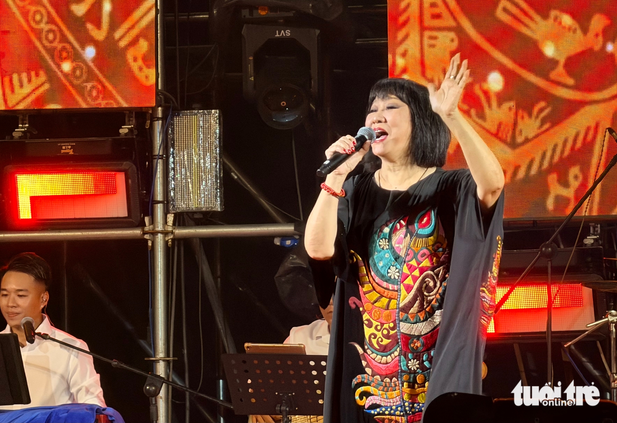 Cam Van, Phuong Thanh, dan Ho Van Cuong bernyanyi untuk mengumpulkan