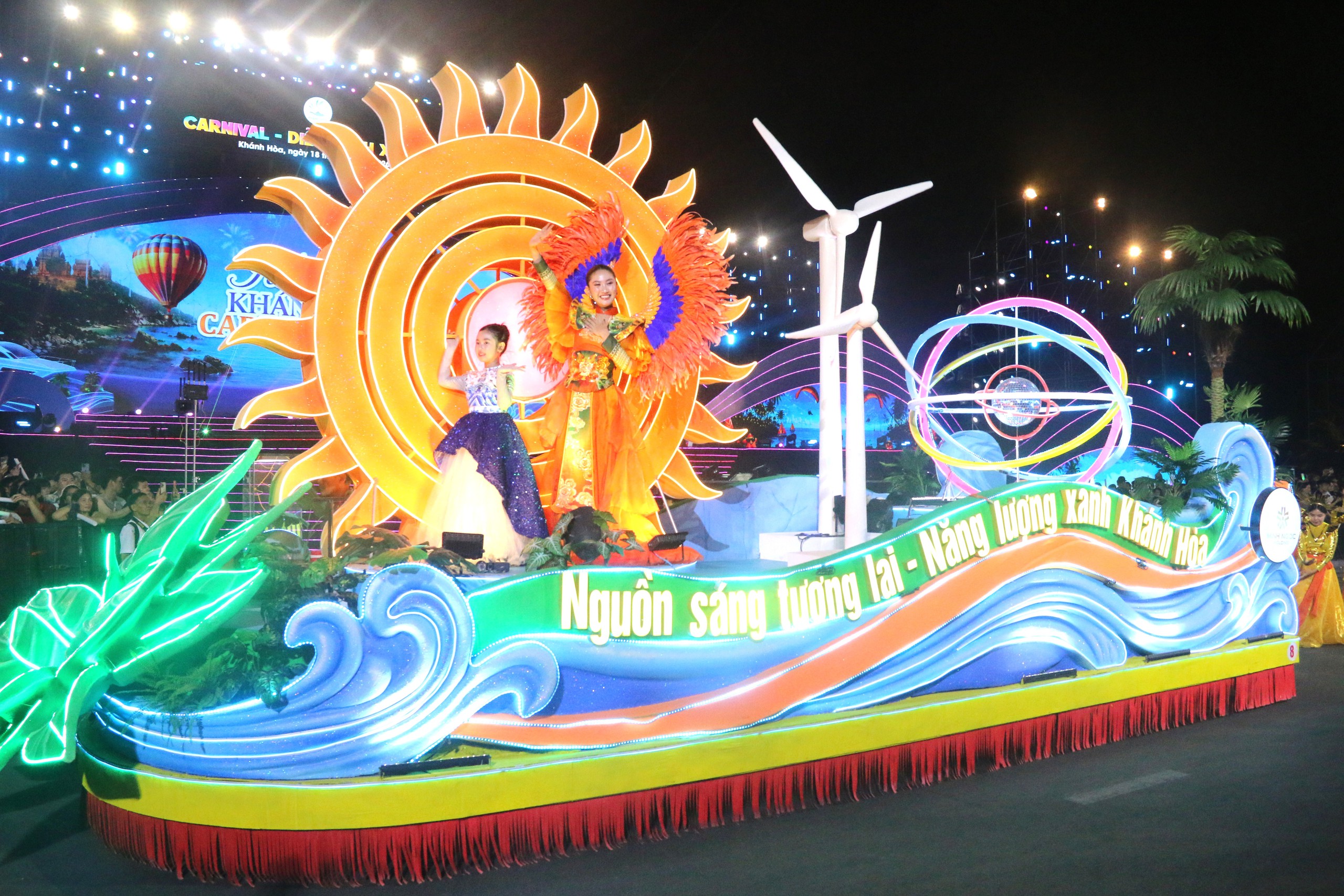 Đường phố Nha Trang rực rỡ sắc màu trong lễ hội Carnival - Ảnh 9.
