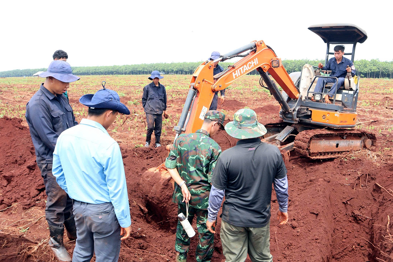 Phát hiện nhiều di vật liệt sĩ trong khu hố chôn tập thể tại Đồng Nai - Ảnh 8.