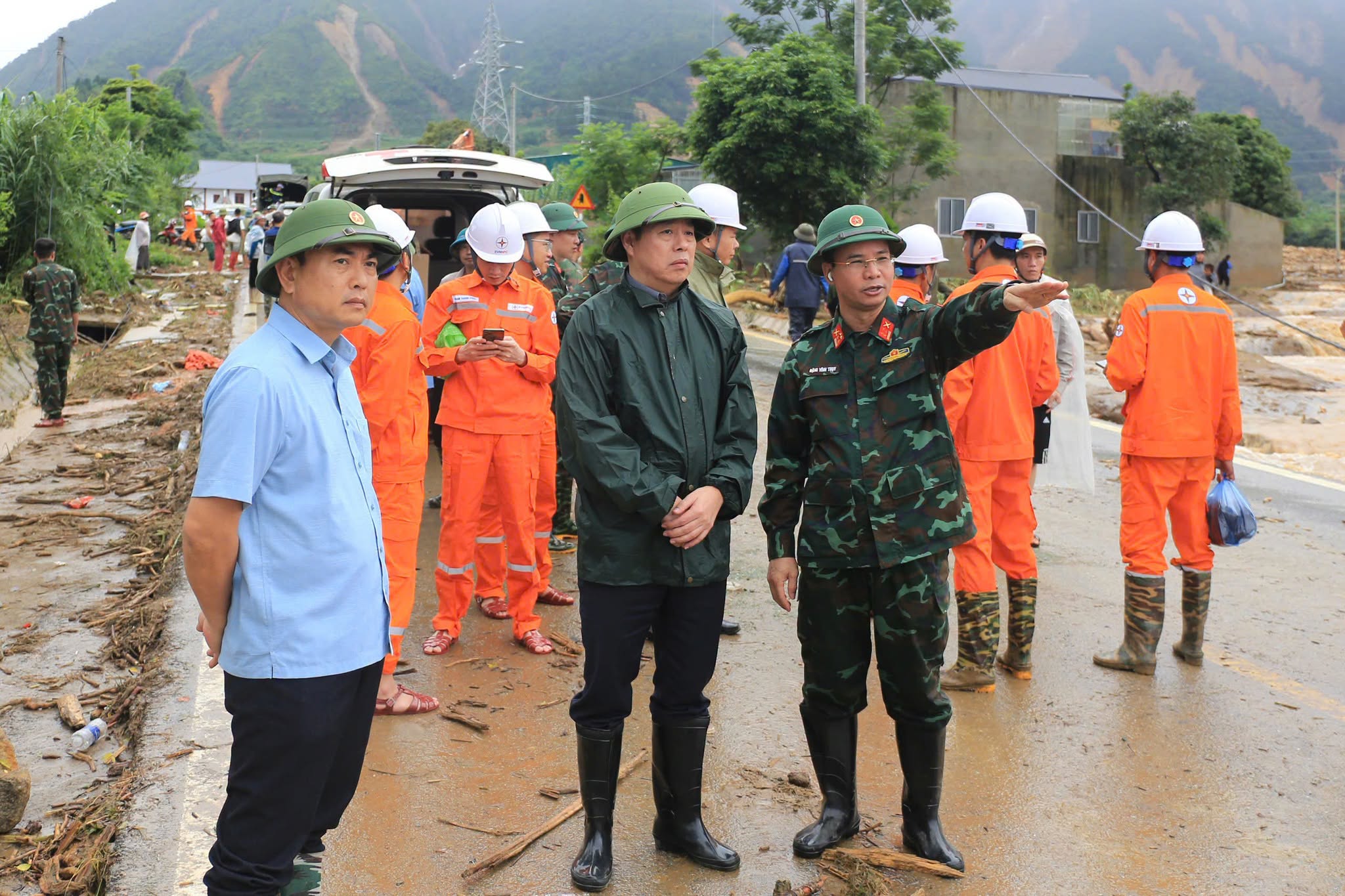 Lũ quét ở Lai Châu: 'Giải cứu' thêm 4 người mắc kẹt - Ảnh 7.