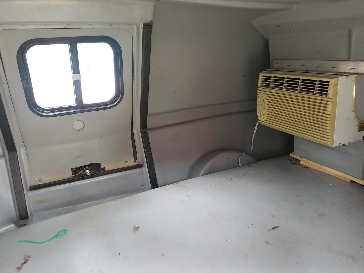 Nhà di động nhẹ hơn cả người, dễ nhấc ra đặt xuống đất thành lều, giá ngang Honda SH - Ảnh 6.