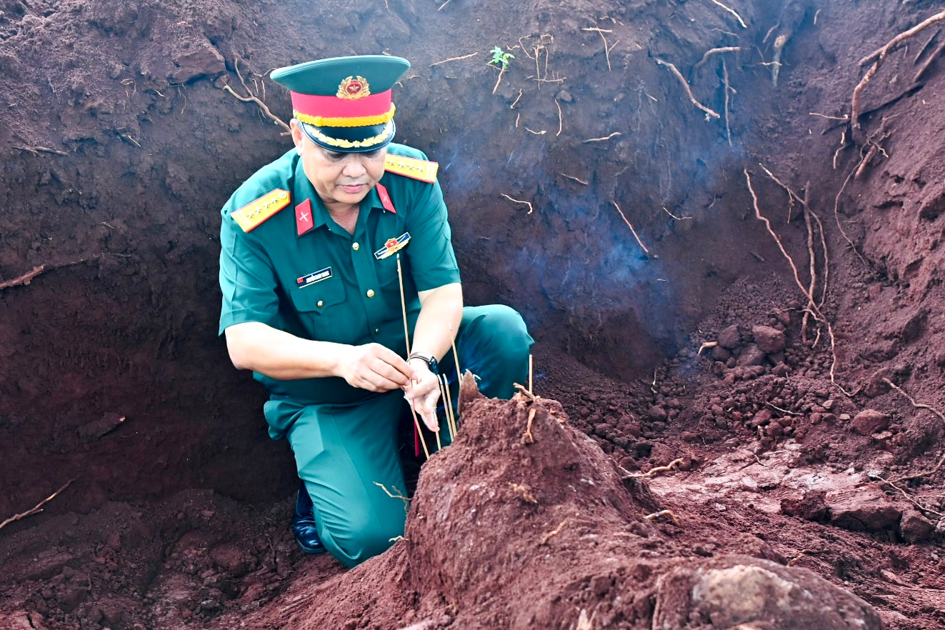 Phát hiện nhiều di vật liệt sĩ trong khu hố chôn tập thể tại Đồng Nai - Ảnh 13.