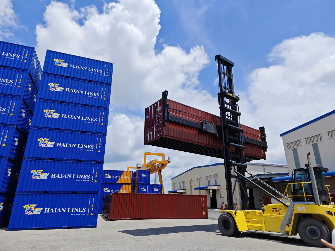 Hãng tàu quốc tế tăng đặt mua vỏ container ‘made in Vietnam’ - Ảnh 1.