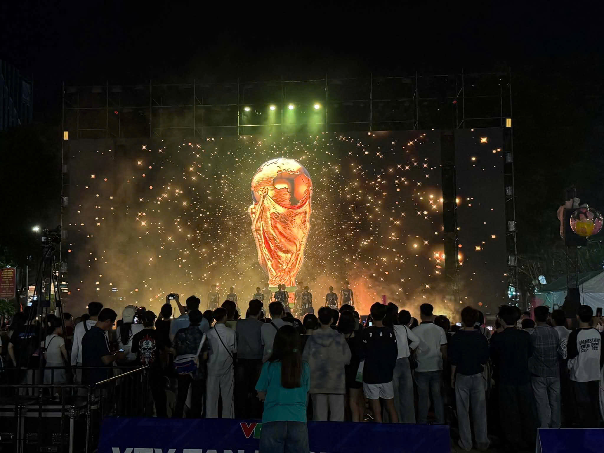 Cần Thơ gắn màn hình lớn theo dõi trận chung kết FIFA World cup 2026 - Ảnh 2.