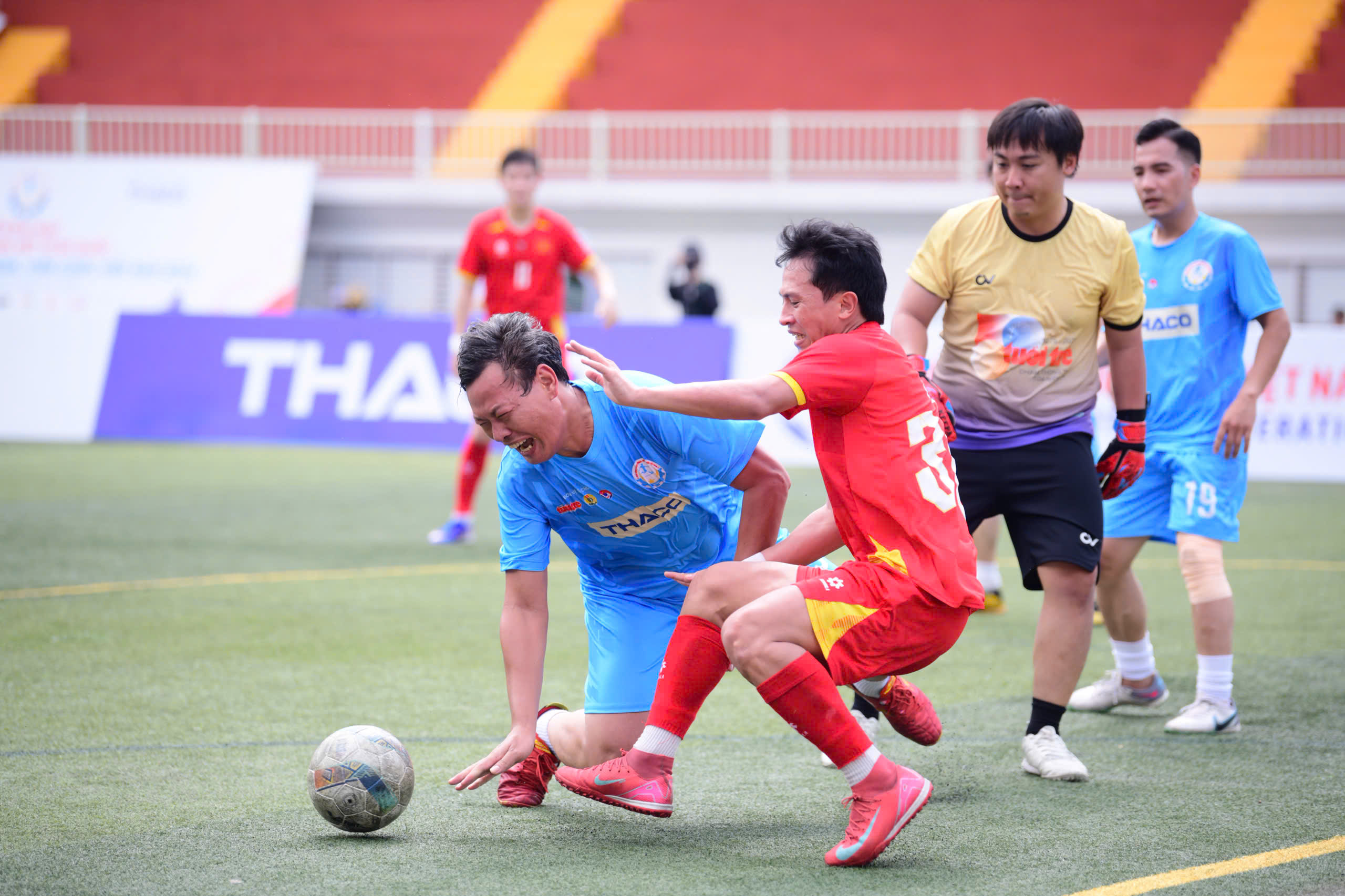 Đội bóng All Stars SG FC cùng Ban tổ chức Giải bóng đá công nhân, viên chức Việt Nam ra sân 'tiếp sức' người lao động - Ảnh 6.