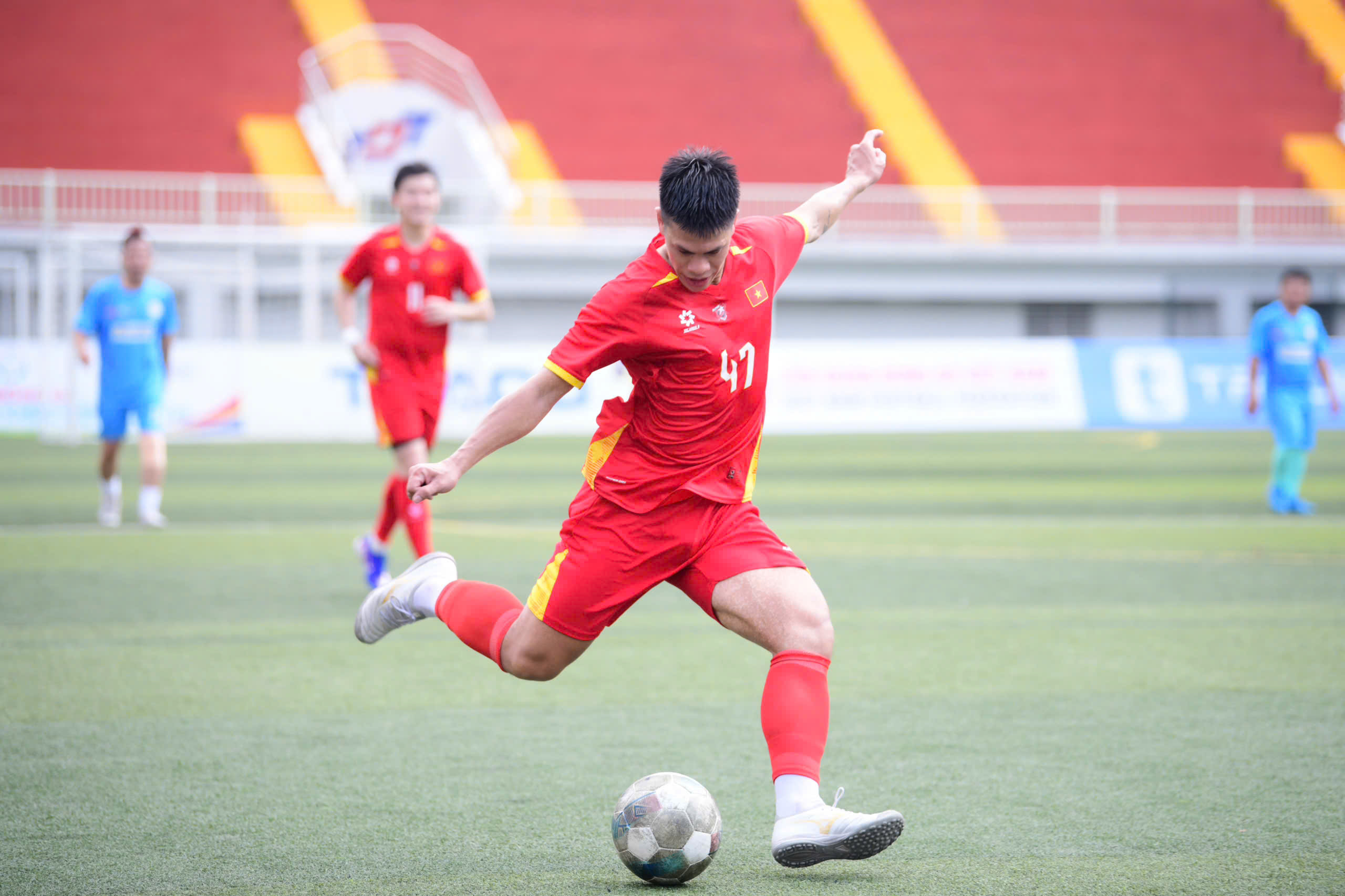 Đội bóng All Stars SG FC cùng Ban tổ chức Giải bóng đá công nhân, viên chức Việt Nam ra sân 'tiếp sức' người lao động - Ảnh 8.