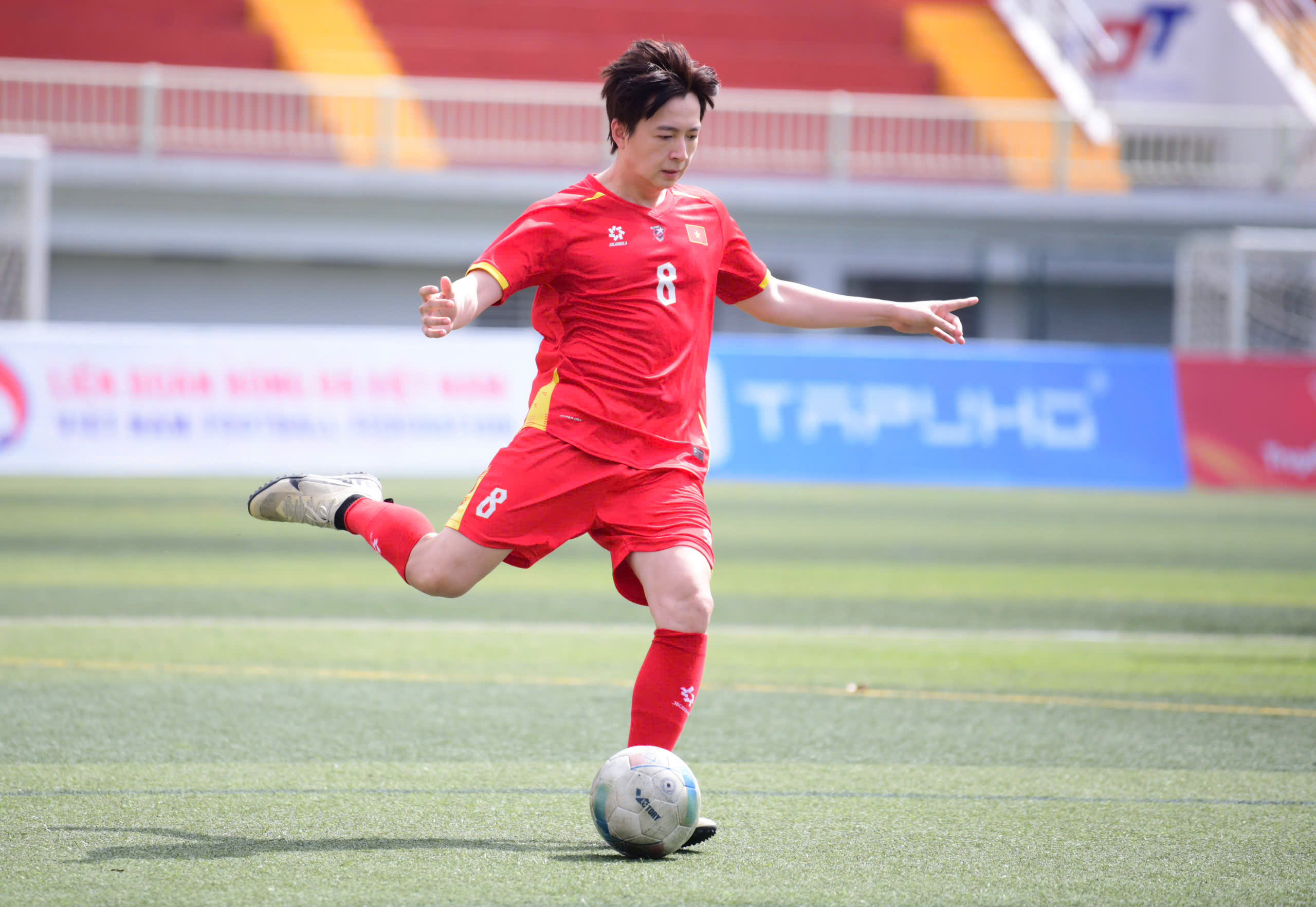 Đội bóng All Stars SG FC cùng Ban tổ chức Giải bóng đá công nhân, viên chức Việt Nam ra sân 'tiếp sức' người lao động - Ảnh 7.