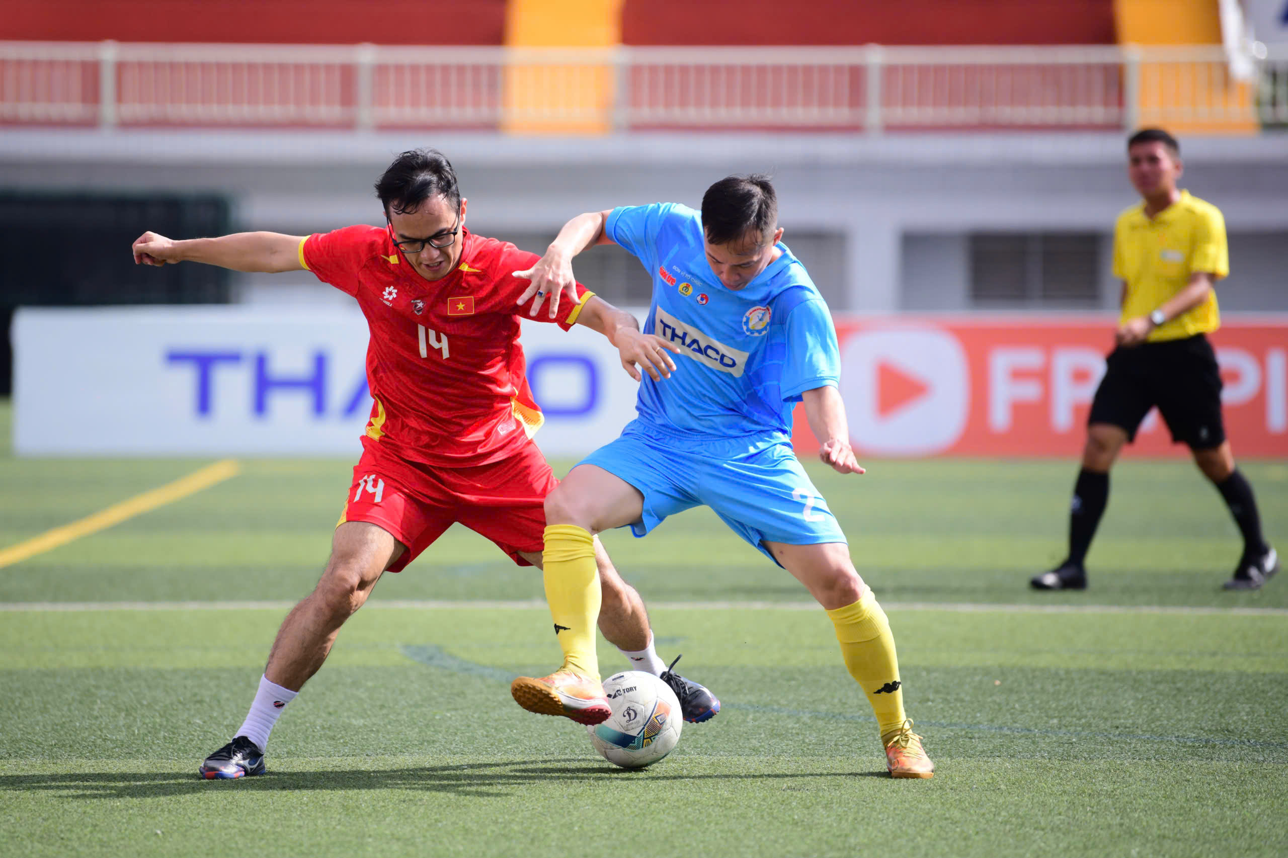 Đội bóng All Stars SG FC cùng Ban tổ chức Giải bóng đá công nhân, viên chức Việt Nam ra sân 'tiếp sức' người lao động - Ảnh 9.