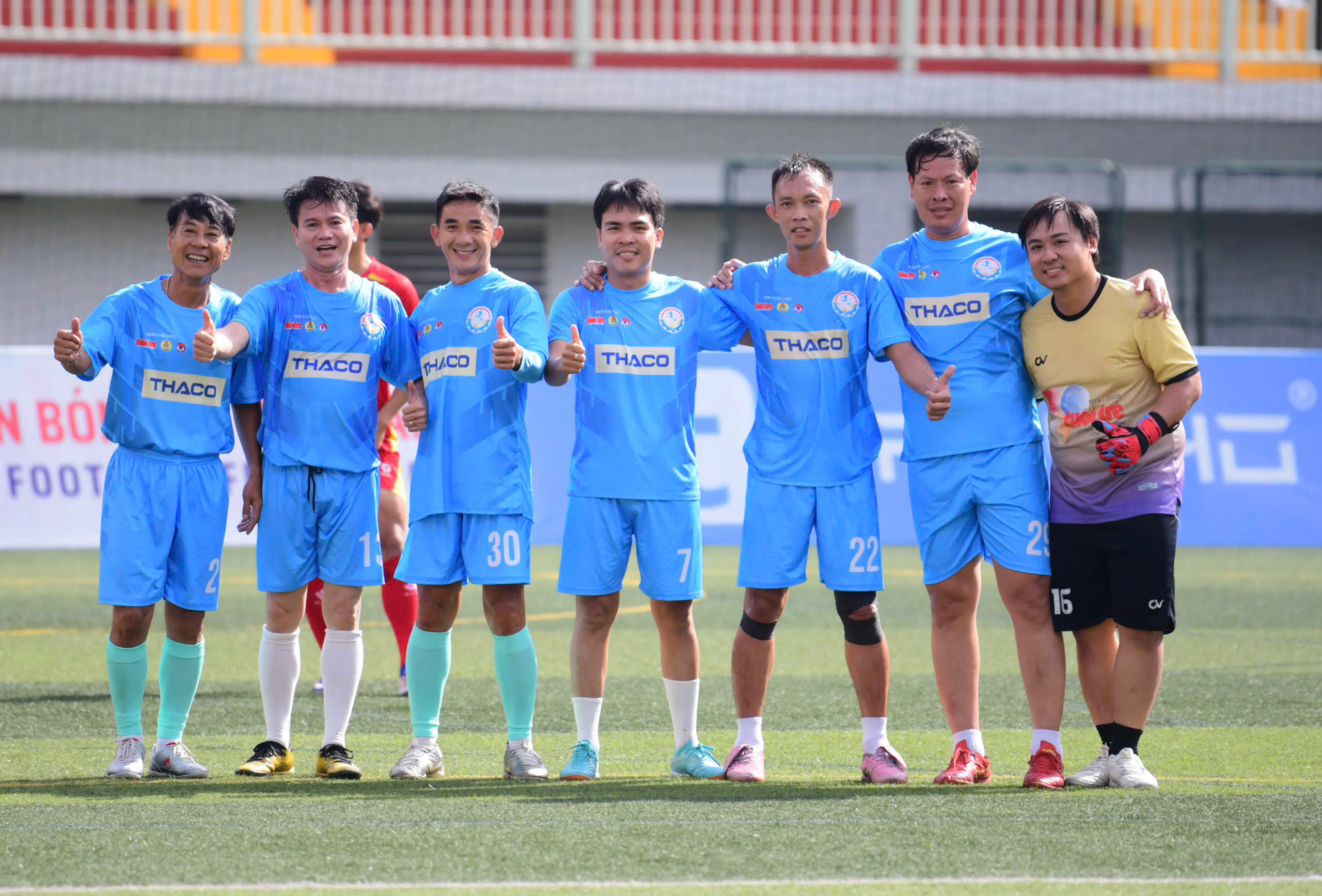 Đội bóng All Stars SG FC cùng Ban tổ chức Giải bóng đá công nhân, viên chức Việt Nam ra sân 'tiếp sức' người lao động - Ảnh 4.