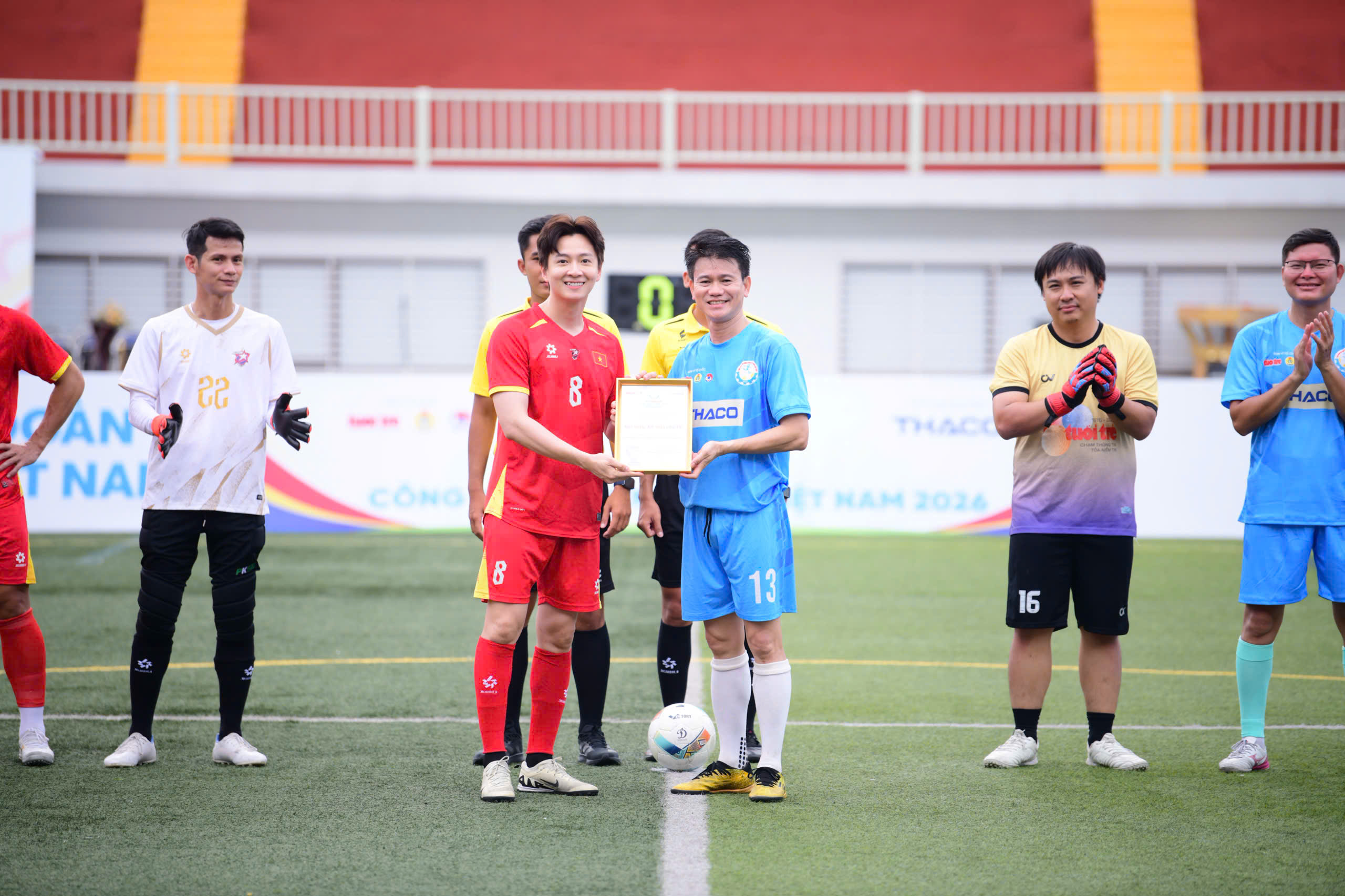 Đội bóng All Stars SG FC cùng Ban tổ chức Giải bóng đá công nhân, viên chức Việt Nam ra sân 'tiếp sức' người lao động - Ảnh 3.