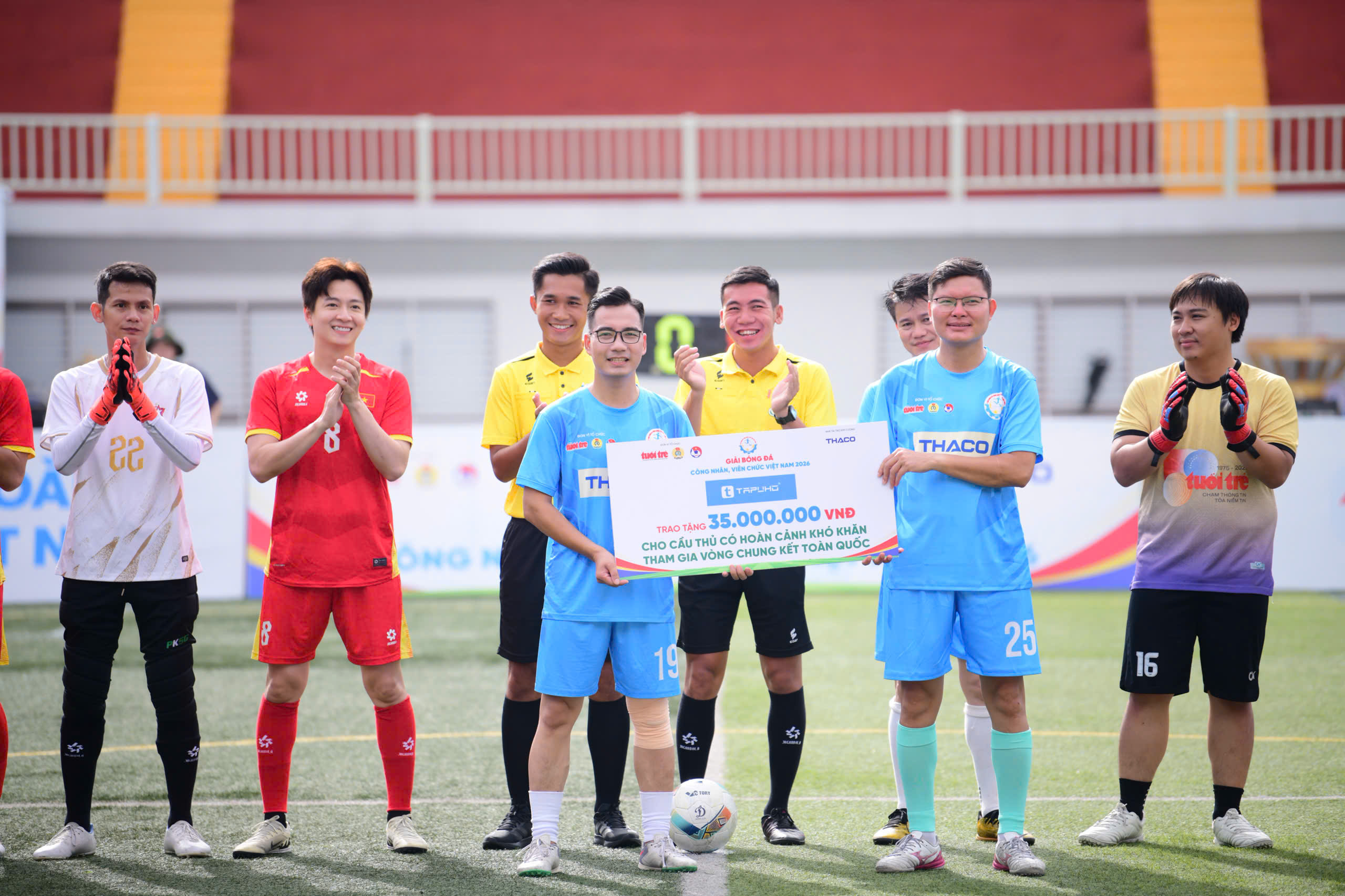 Đội bóng All Stars SG FC cùng Ban tổ chức Giải bóng đá công nhân, viên chức Việt Nam ra sân 'tiếp sức' người lao động - Ảnh 2.
