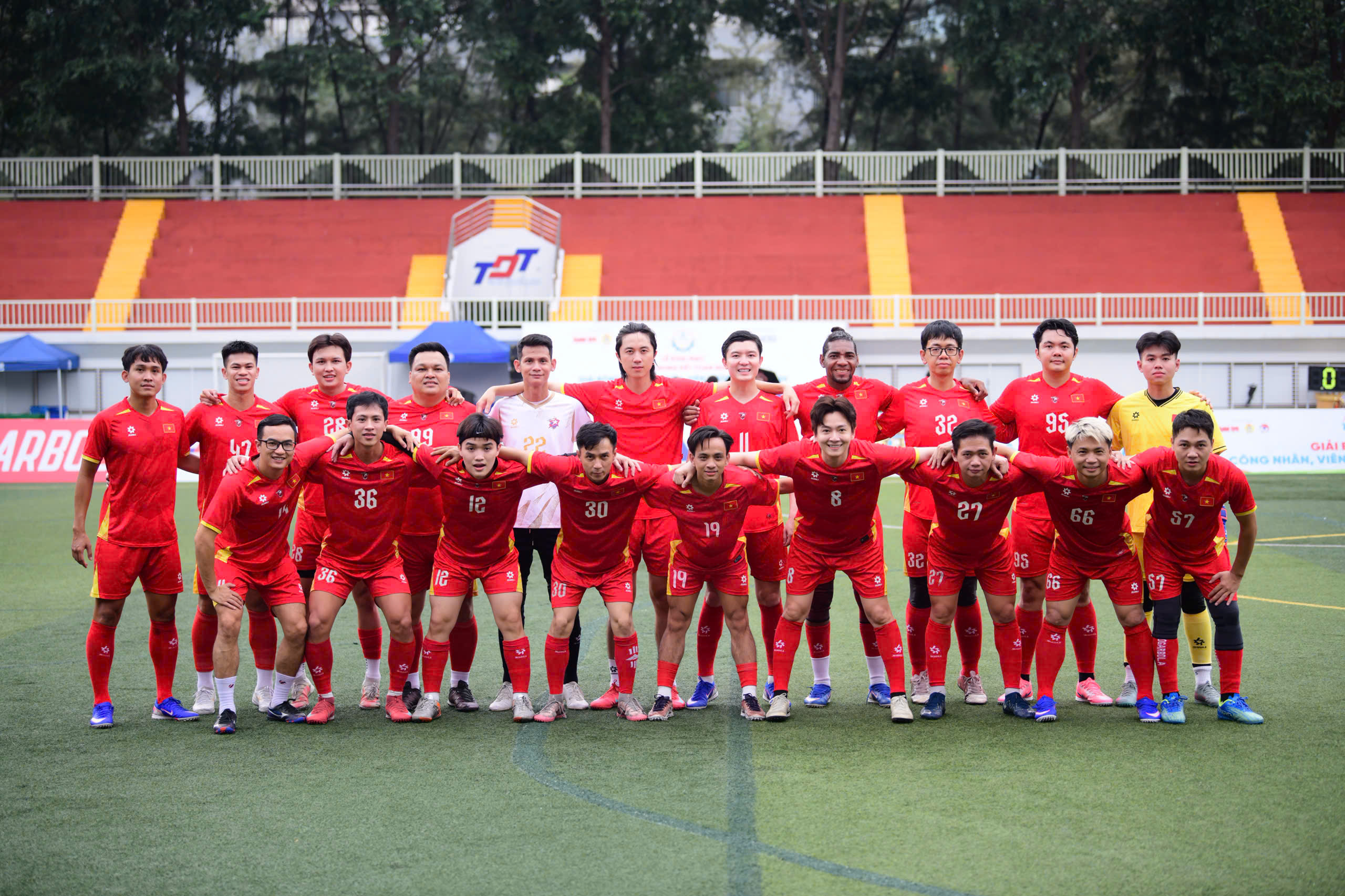 Đội bóng All Stars SG FC cùng Ban tổ chức Giải bóng đá công nhân, viên chức Việt Nam ra sân 'tiếp sức' người lao động - Ảnh 10.