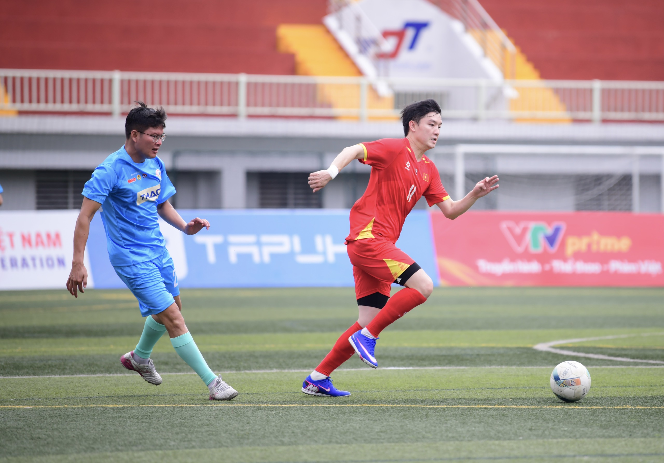 Đội bóng All Stars SG FC cùng Ban tổ chức Giải bóng đá công nhân, viên chức Việt Nam ra sân 'tiếp sức' người lao động - Ảnh 5.