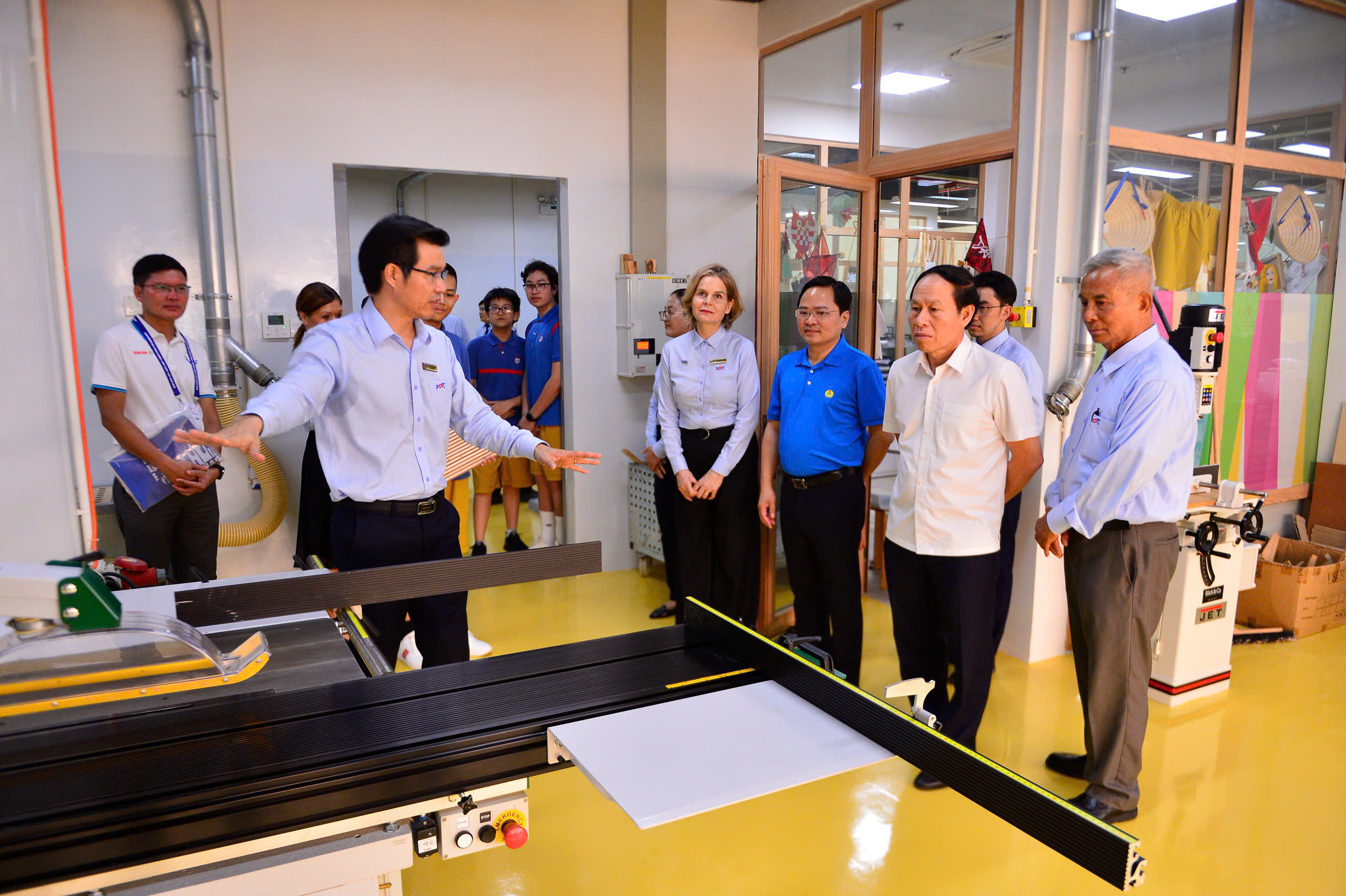 Phó Thủ tướng Lê Tiến Châu dự khán chung kết Giải bóng đá công nhân, viên chức Việt Nam - Ảnh 6.