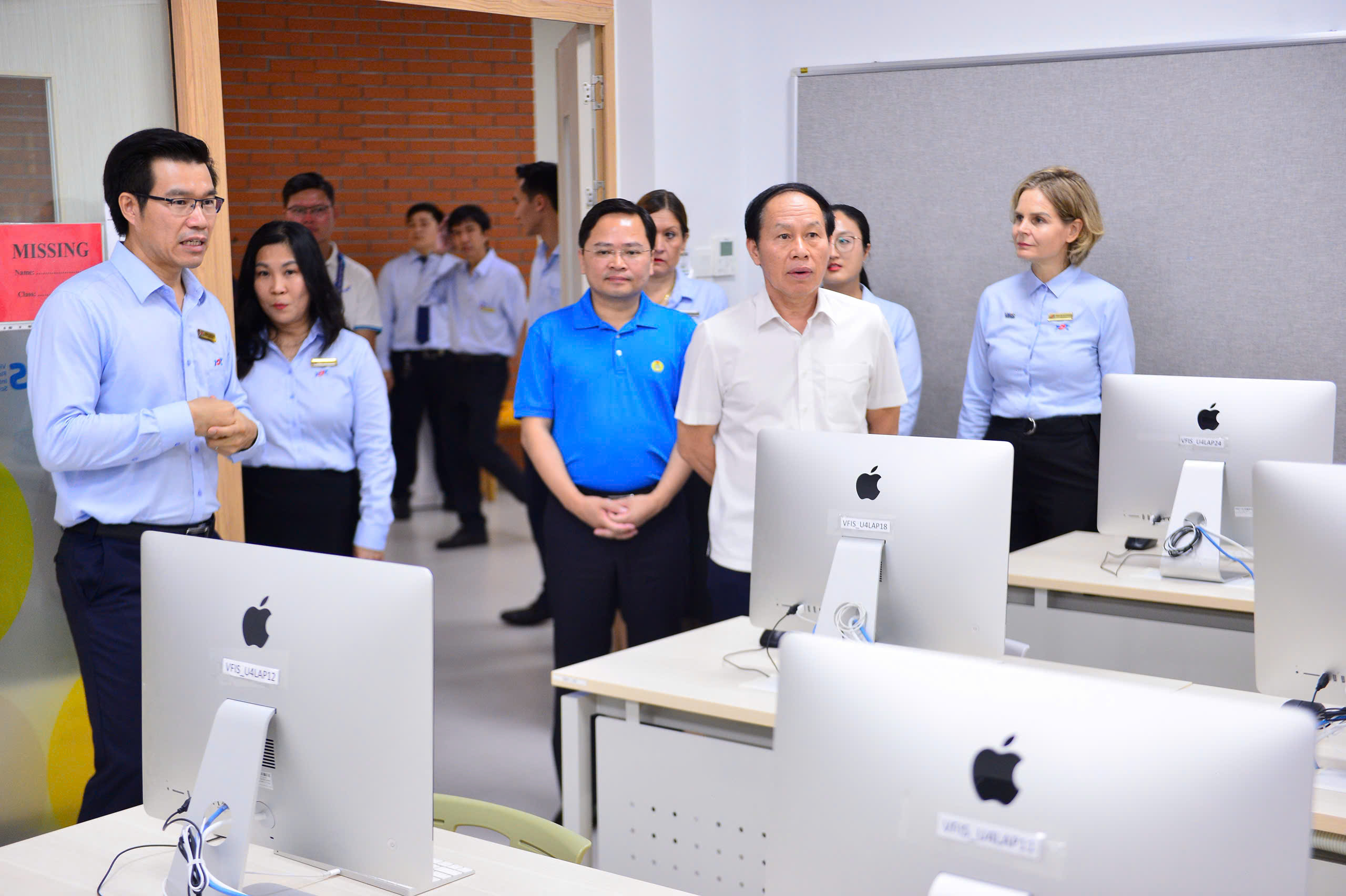 Phó Thủ tướng Lê Tiến Châu dự khán chung kết Giải bóng đá công nhân, viên chức Việt Nam - Ảnh 4.
