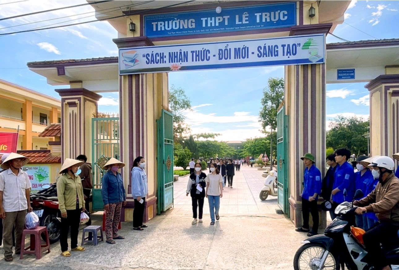 Bộ Giáo dục: Xử lý nghiêm vụ vi phạm quy chế thi ở Quảng Trị - Ảnh 1.