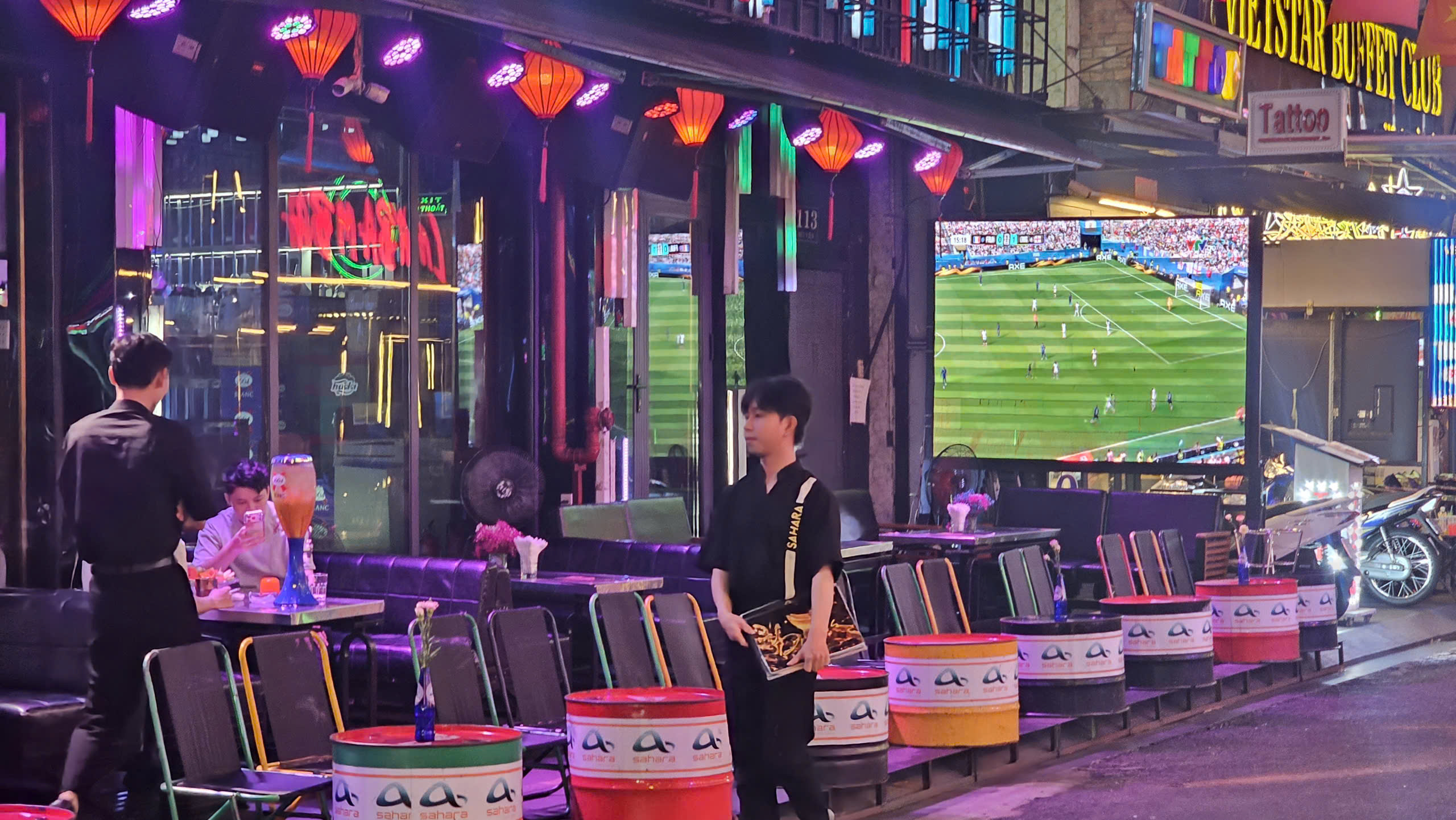 Hàng quán TP.HCM 'tăng tốc' phục vụ xuyên đêm trước chung kết World Cup 2026 - Ảnh 7.